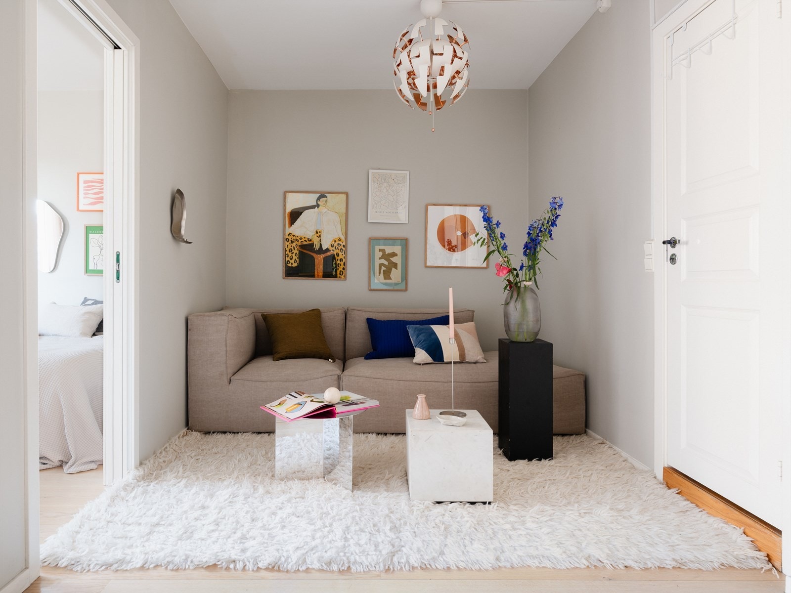 Leiligheten ligger fint til i 4.etasje med store vindusflater som sørger for mye deilig dagslys. Galleribilde