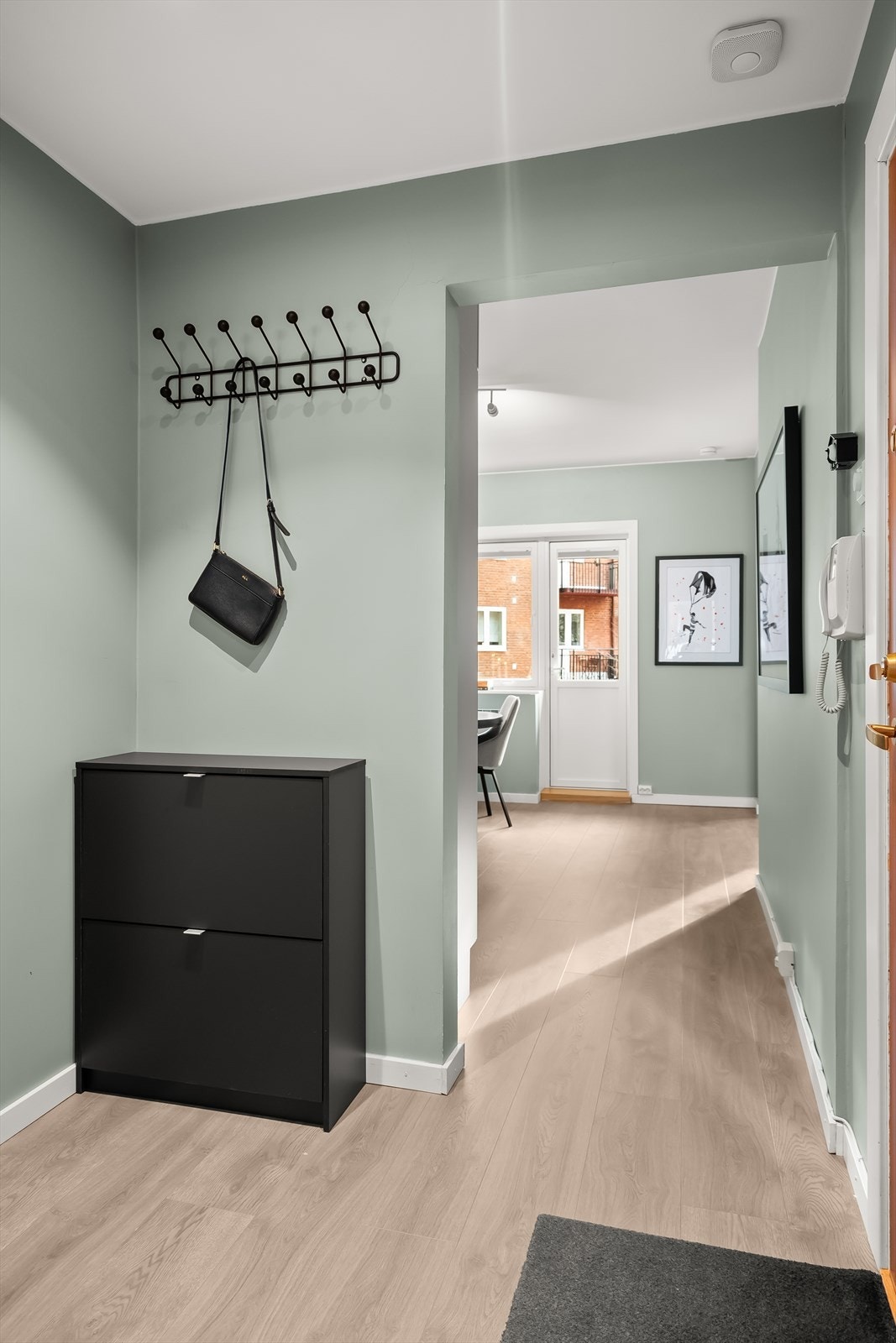 Entreen er lys og innbydende, med god plass til å sette fra seg sko og henge fra seg klær. Galleribilde