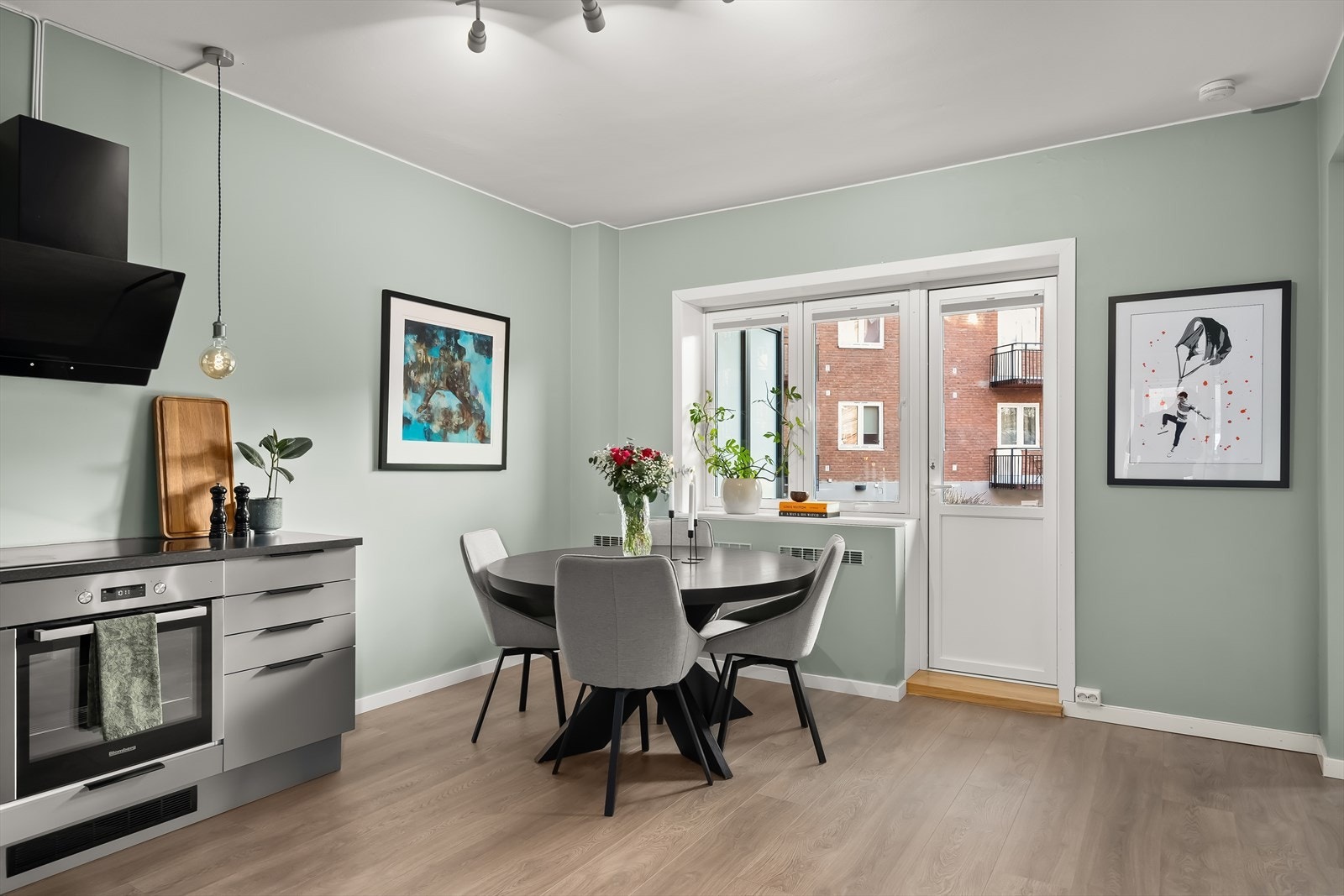 Drømmer dere om en lys og moderne 3-roms leilighet med høy standard og smakfullt farge- og materialvalg? Galleribilde