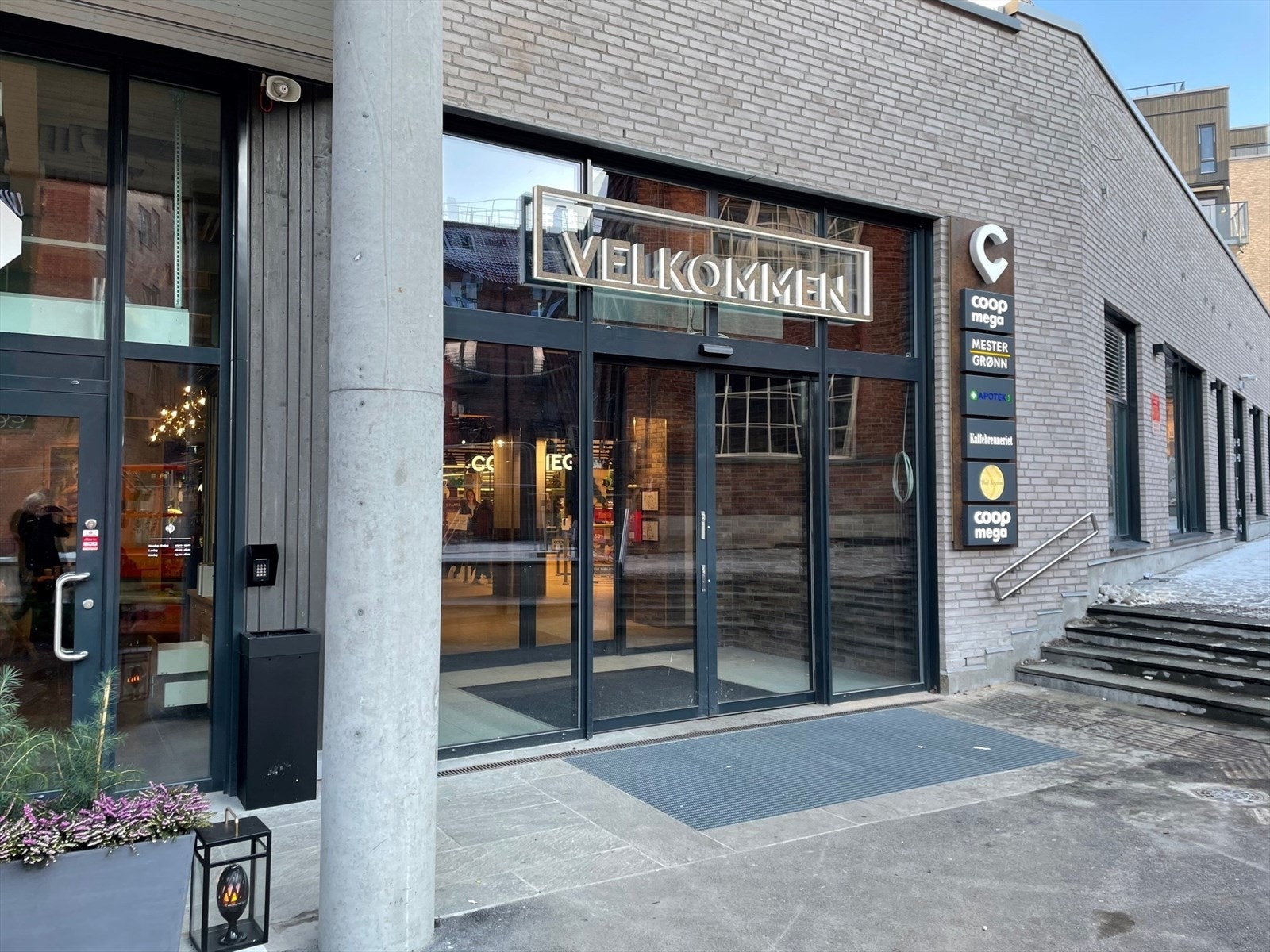 Carl Berner Torg åpnet dørene i februar 2021. Her finnes blant annet Coop Mega som kan friste med sin deilige ferskvaredisk og et stort utvalg av dagligvarer, apotek, kaffebrenneriet og Fly Chicken. Galleribilde