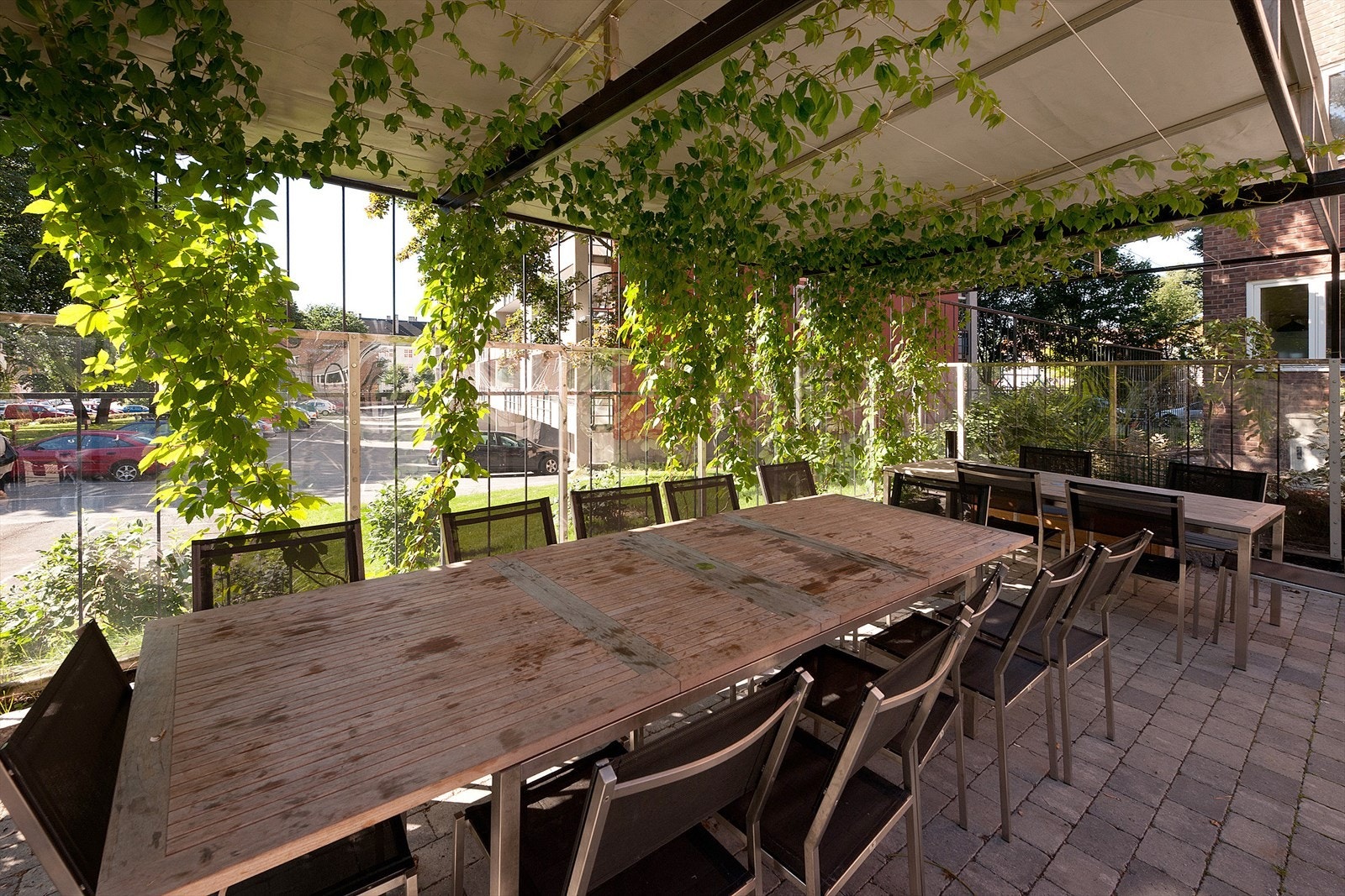 Her er det pergola, sittegrupper, barnemøbler og båser for sykler og motorsykler. Galleribilde