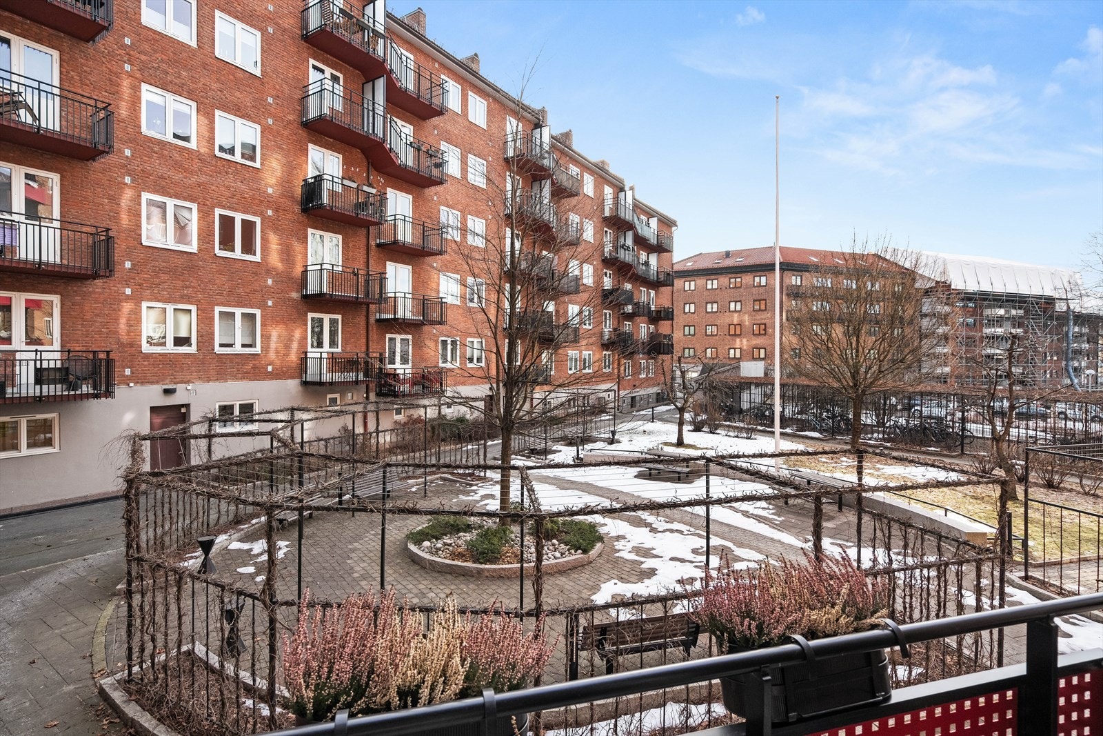 Balkongen vender mot en stille og trivelig bakgård, som gir en rolig atmosfære og et privat fristed i byen. Galleribilde