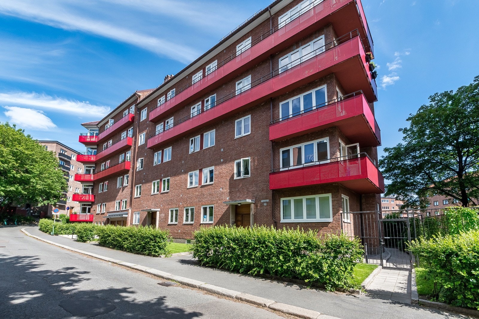 Nærmeste buss- og trikkeholdeplass, Rosenhoff, ligger ca. 2 minutters gange unna. Kiwi Rosenhoff ligger ca.1 min gange unna. Galleribilde