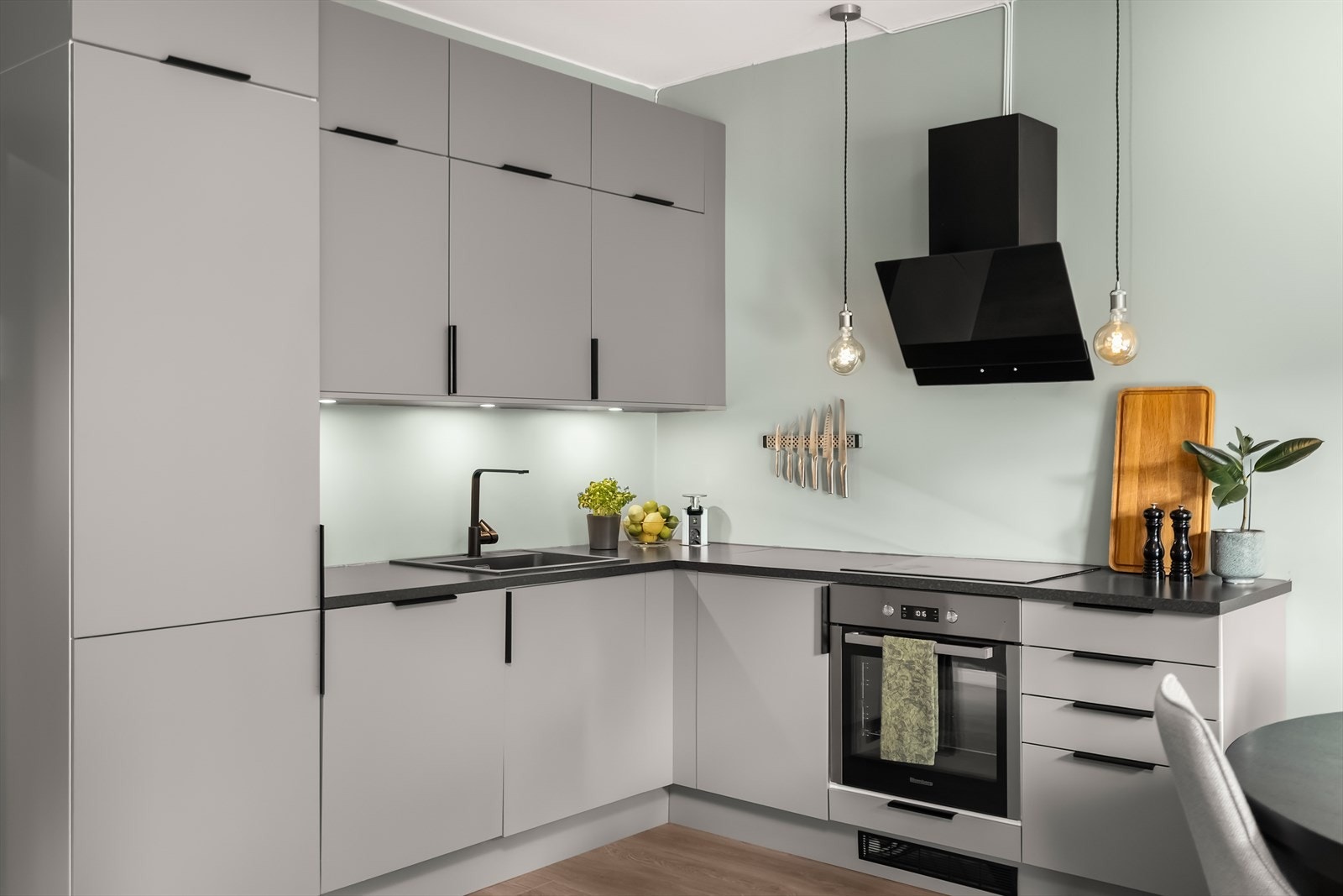 Kjøkkenet er utstyrt med ventilator over komfyren, tilkoblet med kullfilter, samt integrerte hvitevarer som komfyr, platetopp, oppvaskmaskin og kjøl/fryseskap. Galleribilde