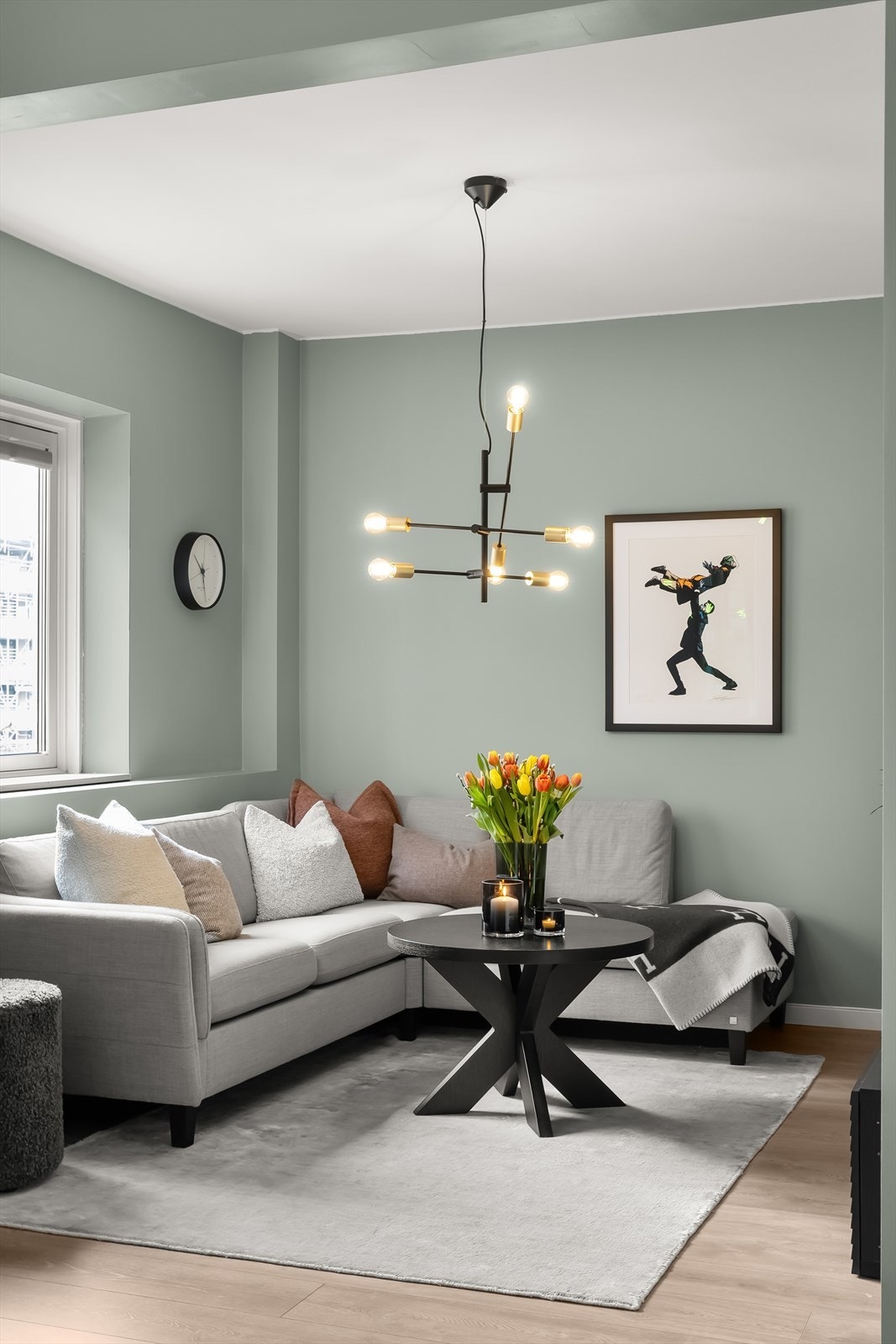 De tidsriktige fargevalgene gir rommet en moderne og stilren atmosfære. Galleribilde