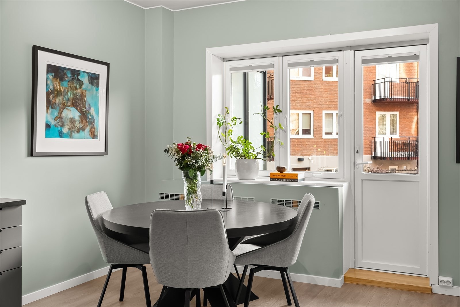 Spisebordet finner sin naturlige plass ved kjøkkenet, hvor det er enkelt å underholde gjester mens man samtidig kan briljere på kjøkkenet. Galleribilde