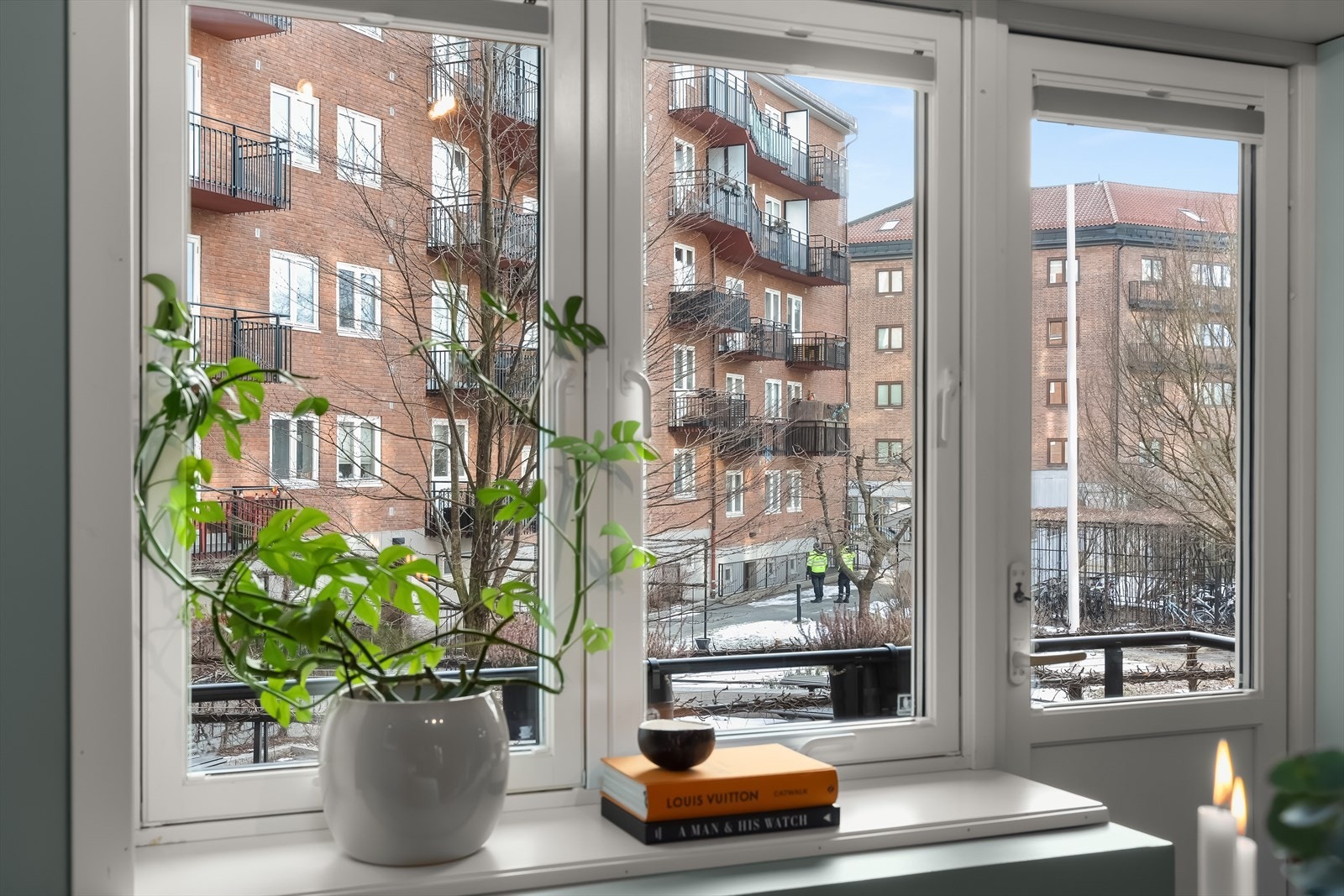 Store vinduer sørger for rikelig med lysinnslipp, her er det også utgang til balkongen hvor fine dager utendørs kan nytes. Galleribilde