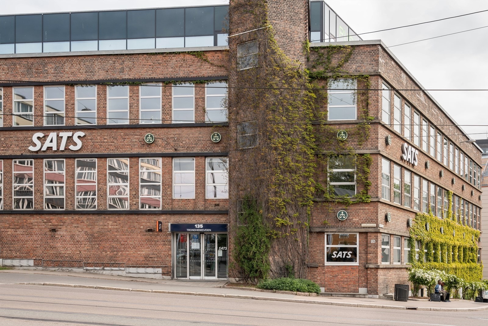 For den spreke er det mange alternativer i nabolaget, både innendørs og utendørs. SATS ligger kun en spasertur unna. Galleribilde