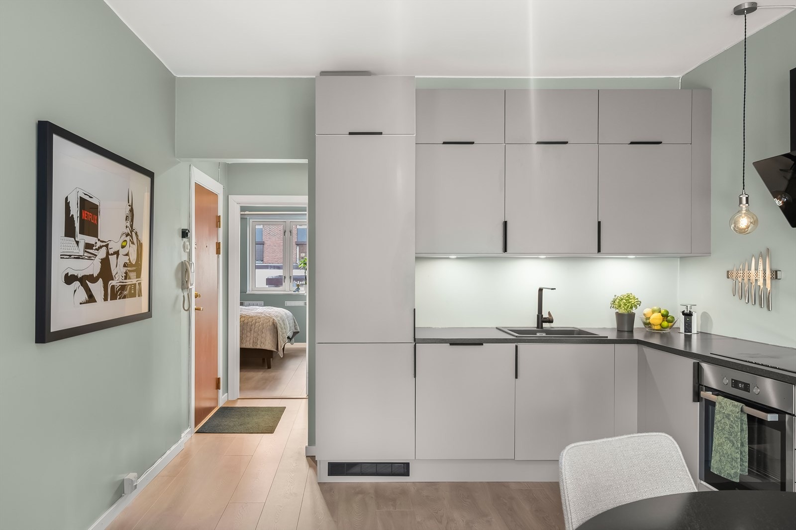 Laminert benkeplate med oppvaskkum og et 1-greps blandebatteri, og lys under overskapene som skaper god belysning og en trivelig stemning. Galleribilde