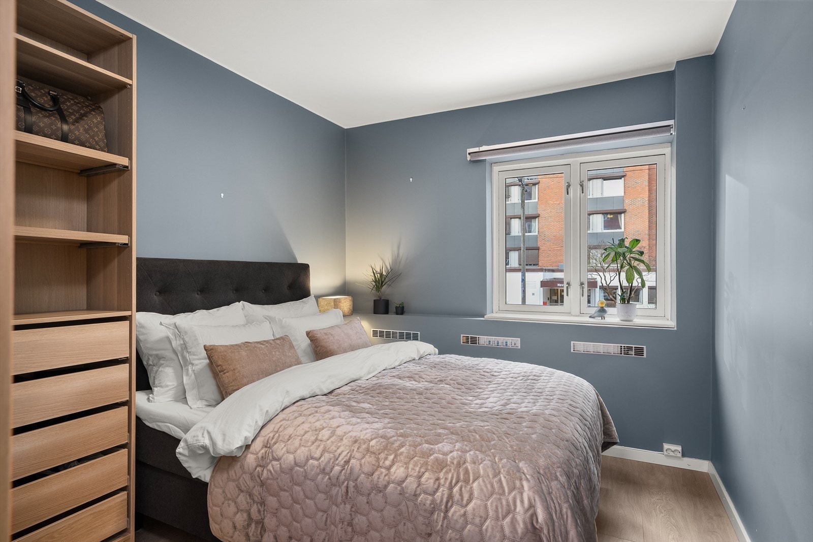 Leilighetens hovedsoverom er romslig og gir god plass til en dobbeltseng, samt en stor garderobeløsning. Galleribilde