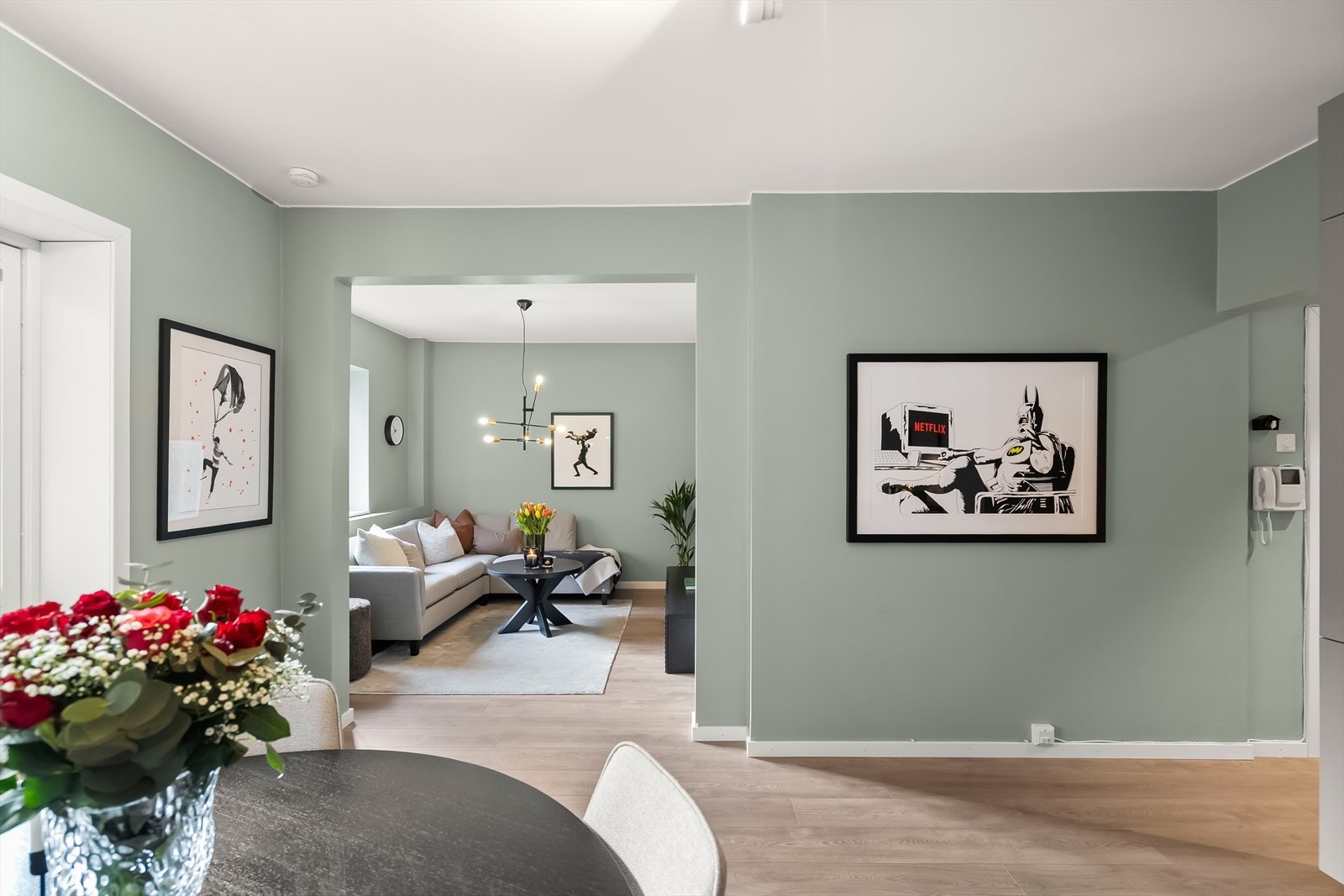 Den åpne løsningen mellom stue og kjøkken gir en luftig og sosial atmosfære, perfekt for både matlaging og samvær. Galleribilde