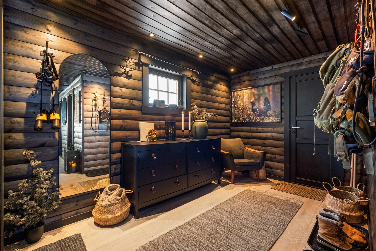 Hytta har en romslig gang med god plass til klær og sko Galleribilde