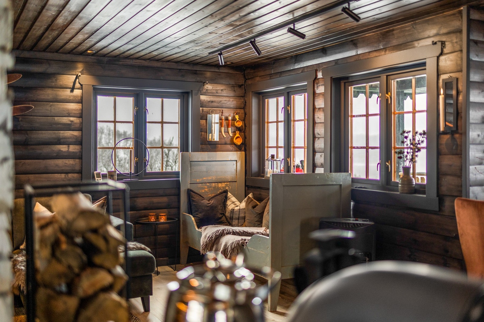 Store vindusflater som slipper inn rikelig med naturlig lys Galleribilde