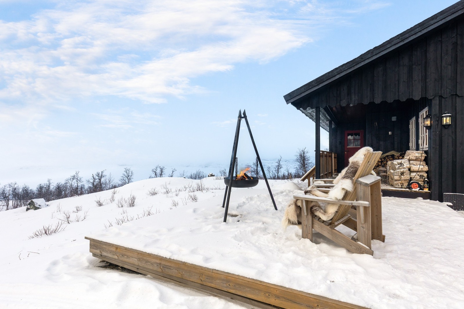 Utenfor har du en flott platting med plass til flere sittegrupper Galleribilde