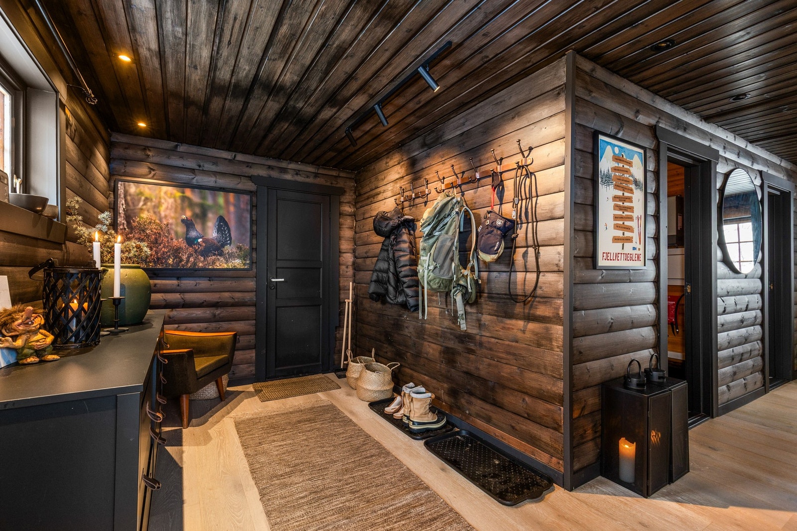 Hytten holder en gjennomgående god standard med delikate farge og interiørvalg Galleribilde