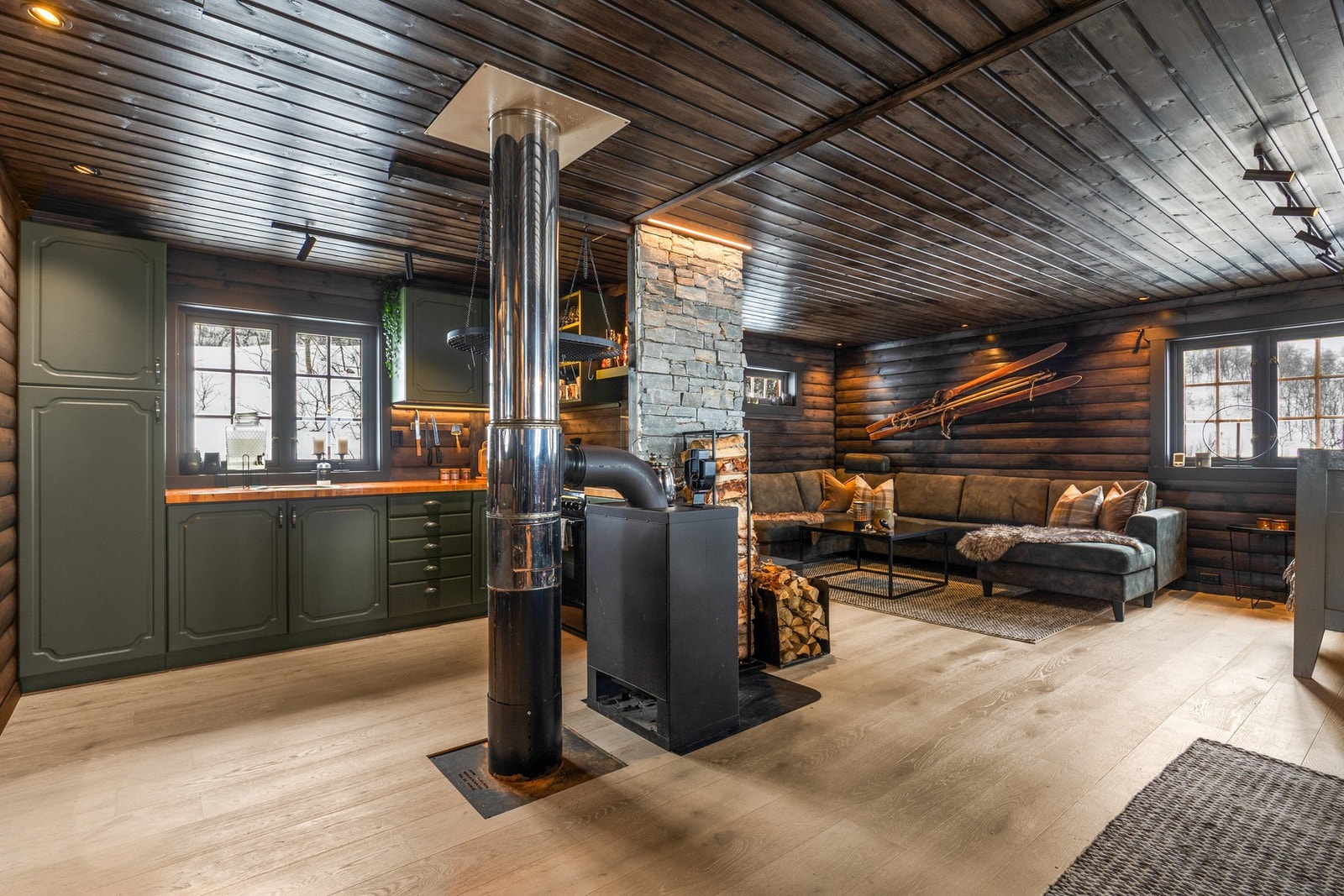 Her har du en sosial åpen løsning mellom kjøkkenet og spiseplassen Galleribilde