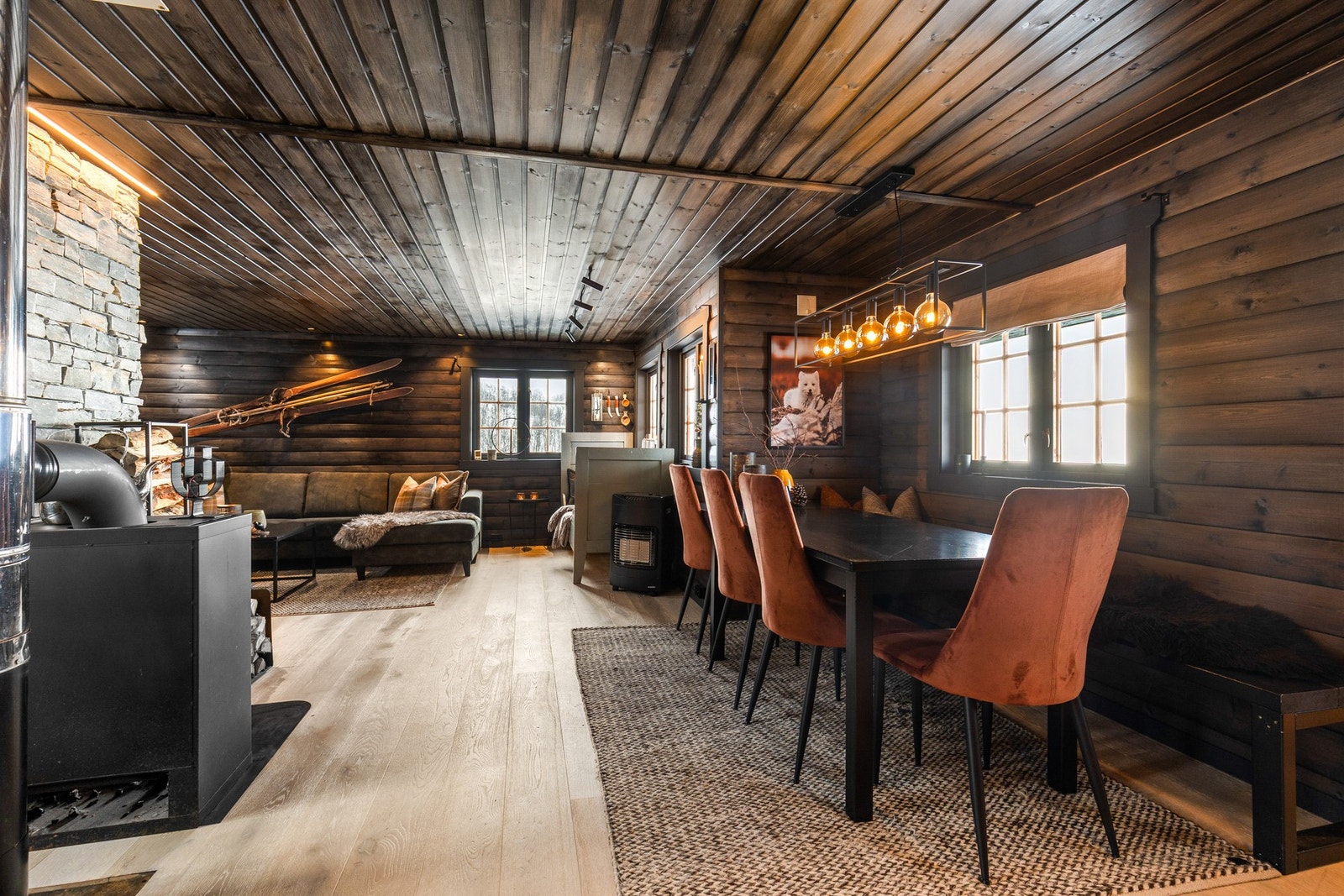 Kokken kan forberede de godeste retter samtidig som samtalen flyter med gjestene Galleribilde