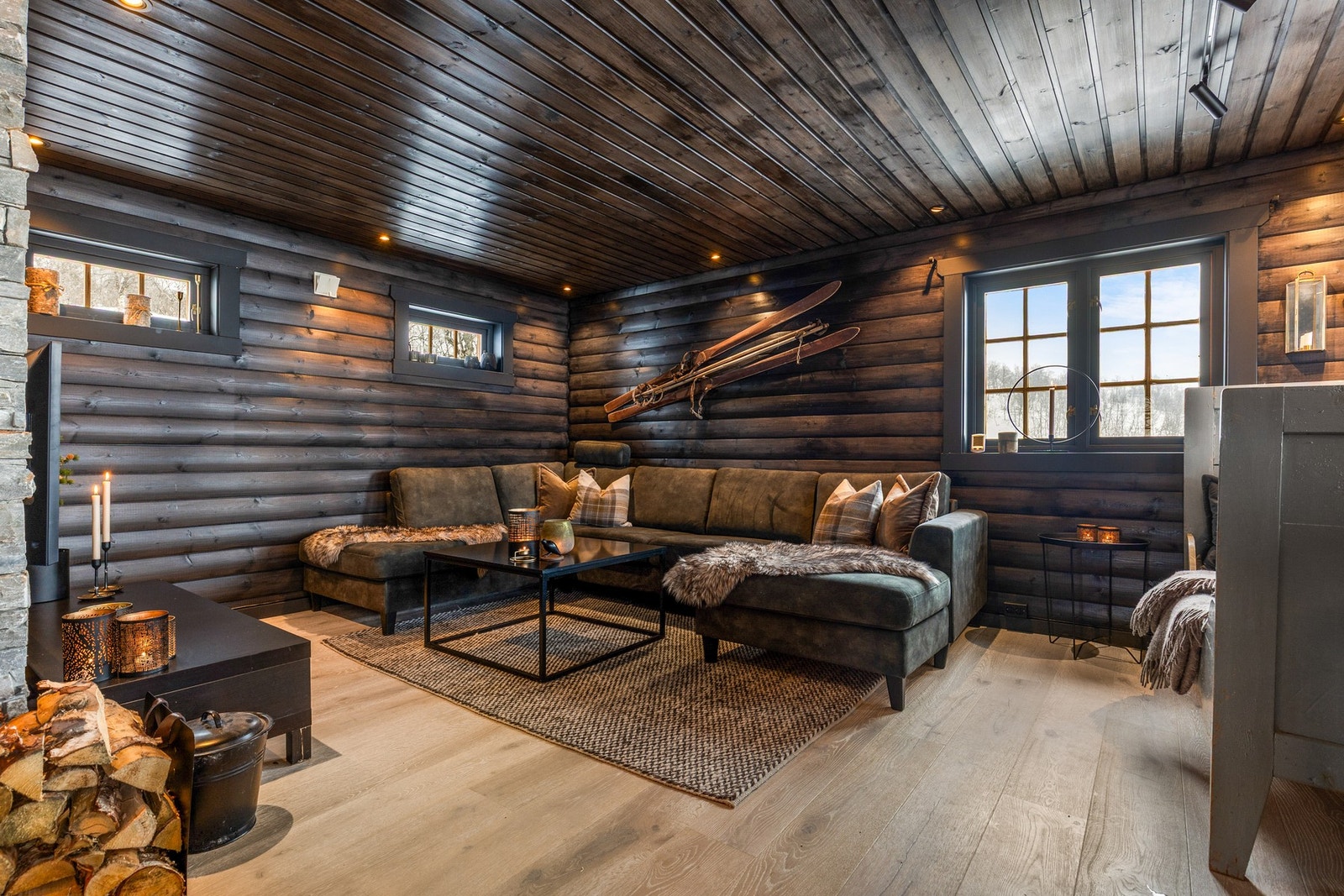 Stuen har god plass til sofagruppe med tilhørende møblement Galleribilde