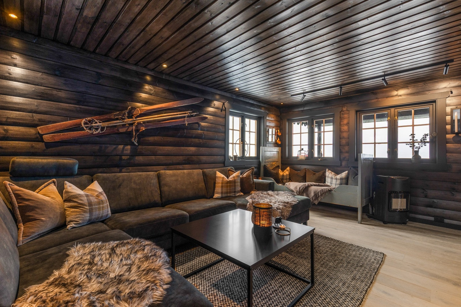 EIE eiendomsmegling har gleden av å presentere Østre Kallvatnet 16 - En idyllisk hytteeiendom med praktfull beliggenget ved Kallvatnet
Foto: Kathinka Herbst v/ Vaajmoe AS Galleribilde