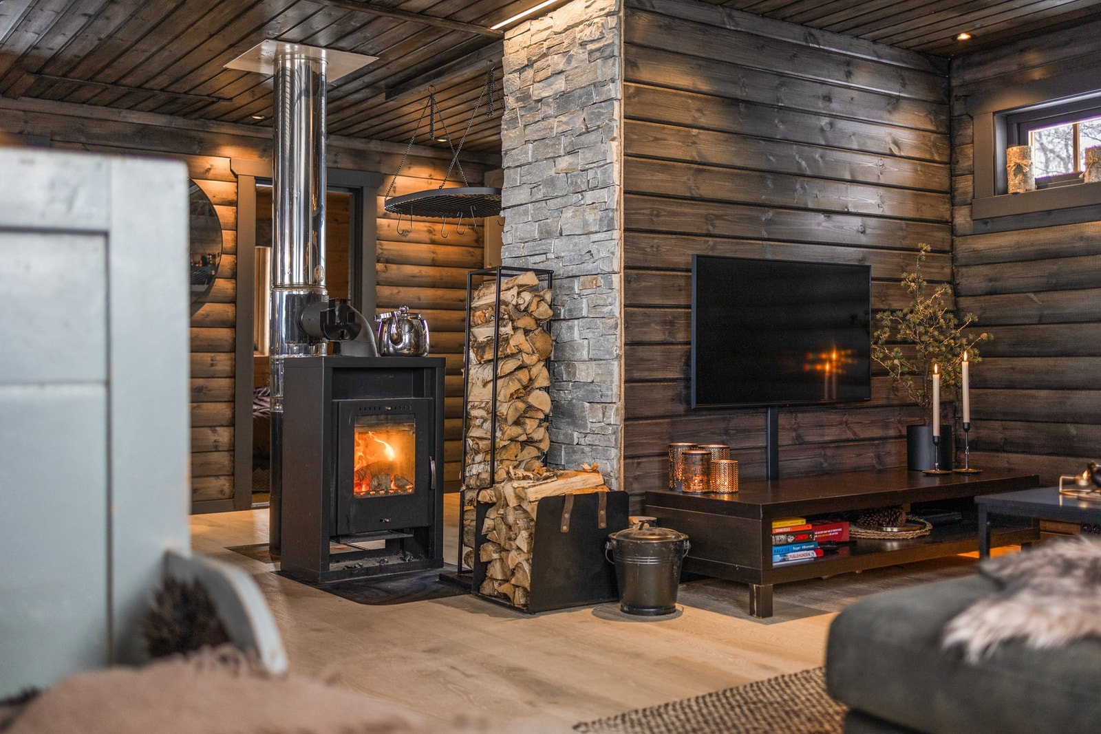 Vedovnen er plassert midt i hytten som gjør at varmefordelingen blir jevn og god Galleribilde