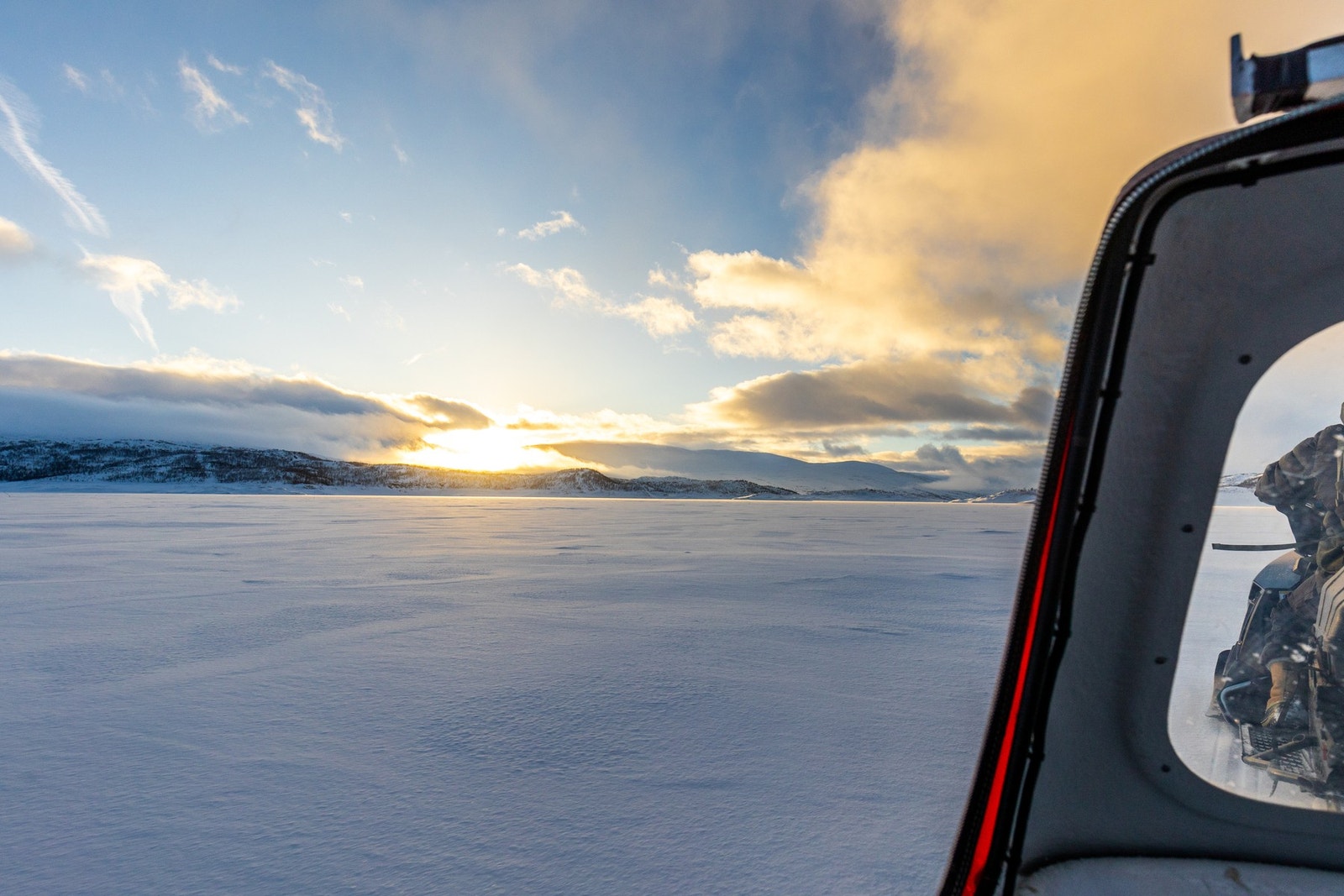 På sommerstid er det en kort spasertur fra parkeringen og opp til hytten på ca. 15-20 min Galleribilde