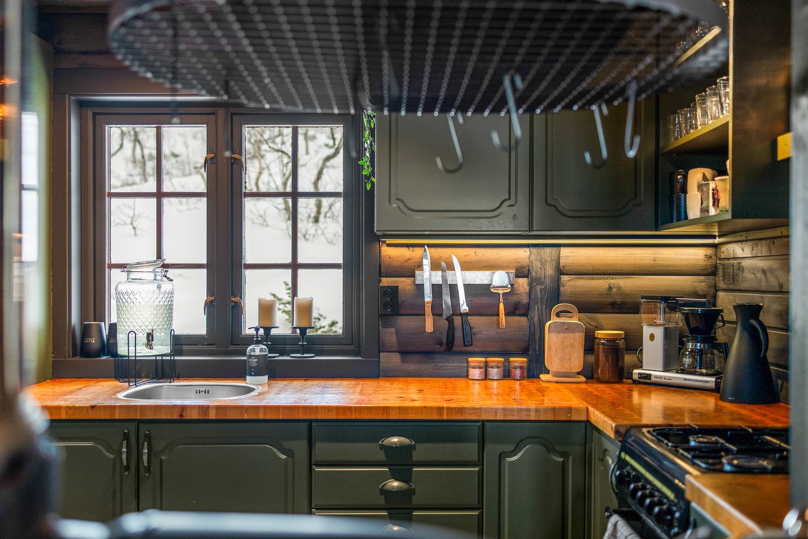 Et pent kjøkken som har godt med skap- og benkeplass Galleribilde