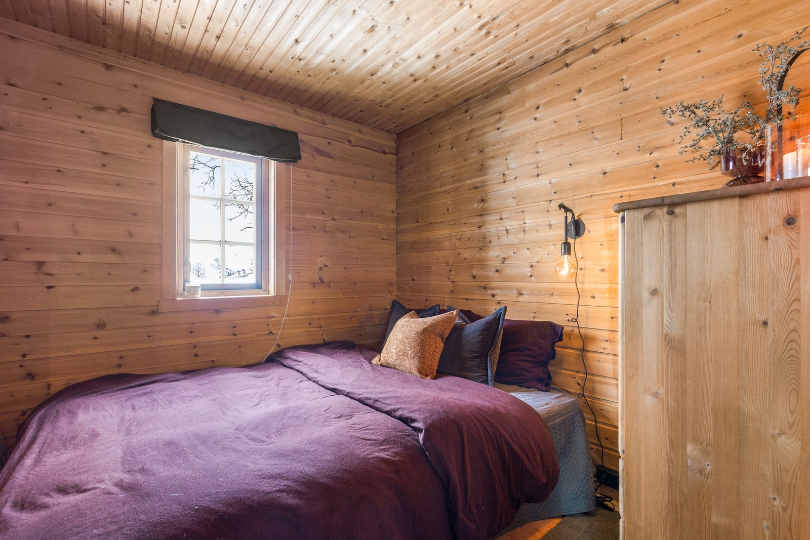 Begge rommene er av god størrelse og rommer plass til dobbeltseng eller familiekøyer Galleribilde