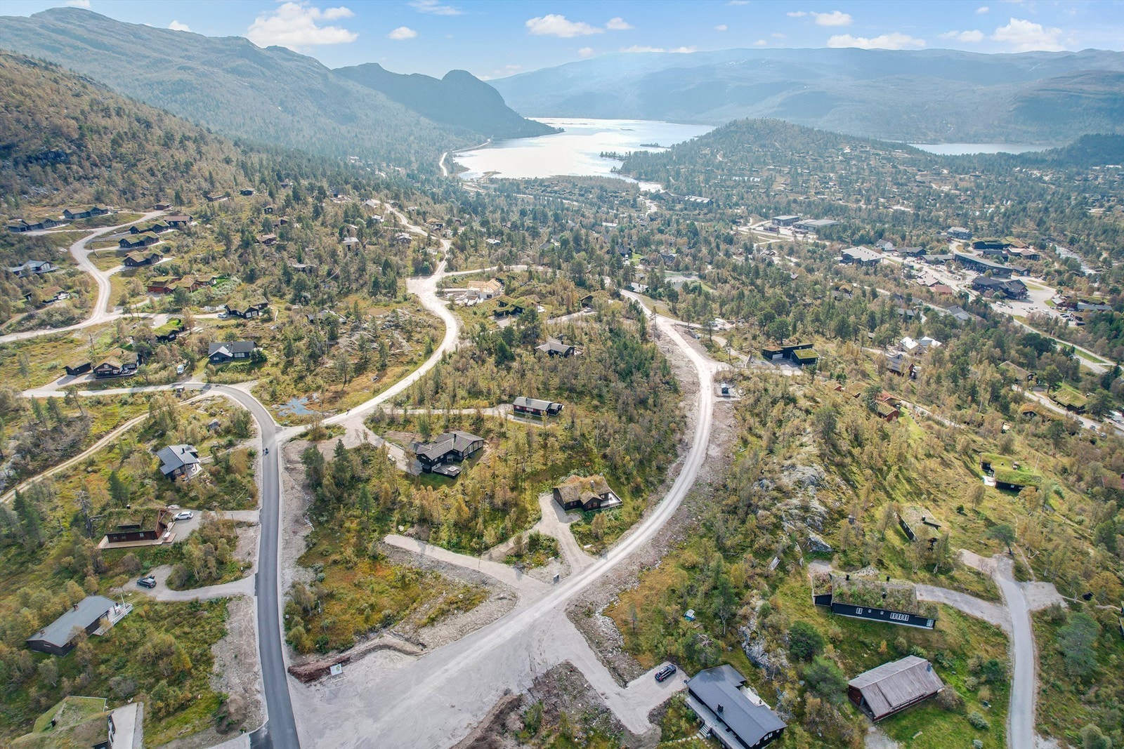Fjellbjørkvegen midt i bildet, så Hartevassvegen til venstre. Marnarvegen er øverst. Utsikten mot Hartevann og sentrum. Galleribilde