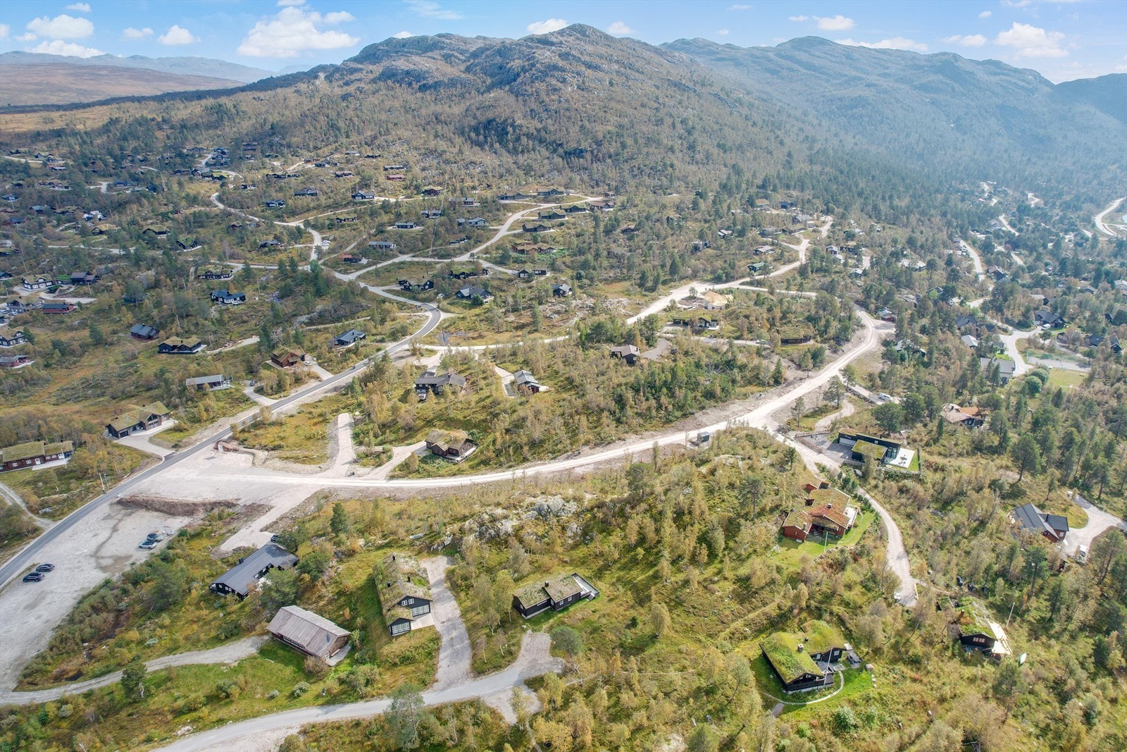 Fjellbjørkvegen midt i bildet, så Hartevassvegen til venstre. Marnarvegen er øverst. Mot Auersvasseggi og Hartevassnutane Galleribilde