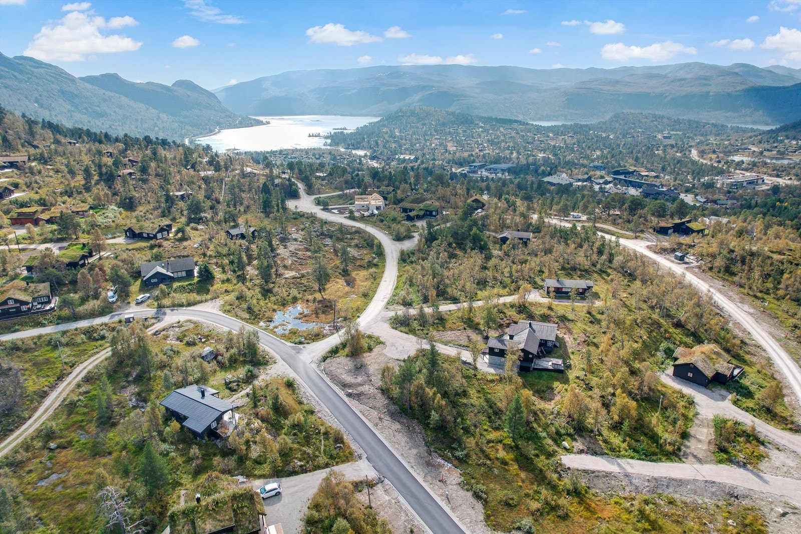 Hartevassvegen nede til venstre. Fjellbjørkvegen til høyre og Marnarvegen midt i bildet. Galleribilde