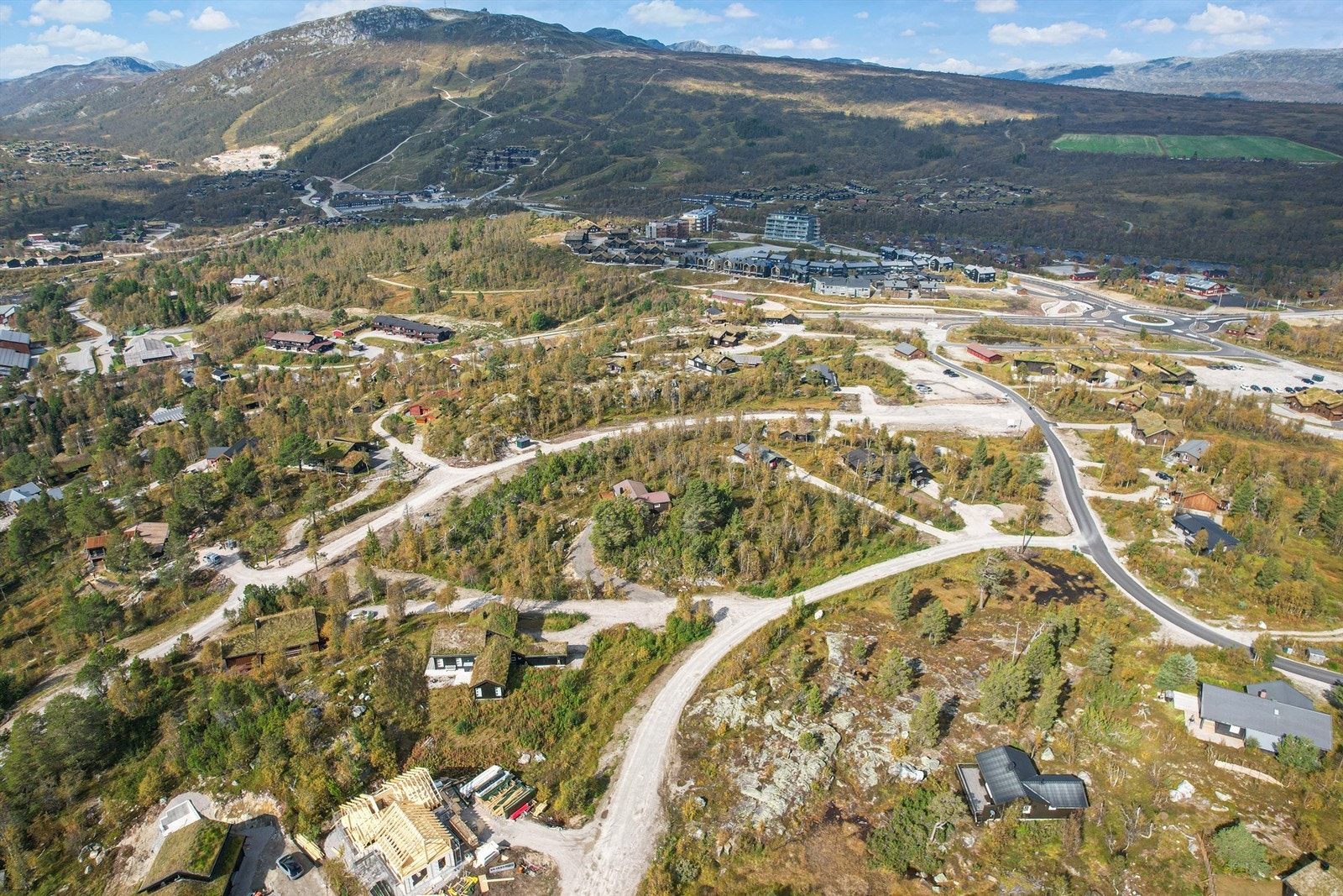 Skisenteret i bakkant. Lysløypa midt i bildet. Galleribilde