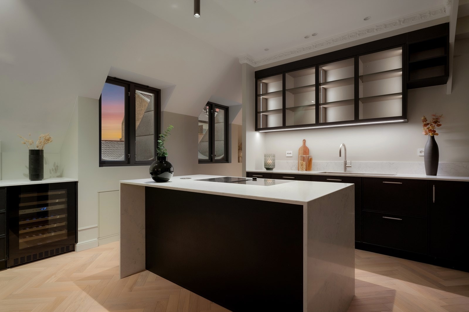 Sosial løsning med åpent kjøkken mot spisestuen. Galleribilde