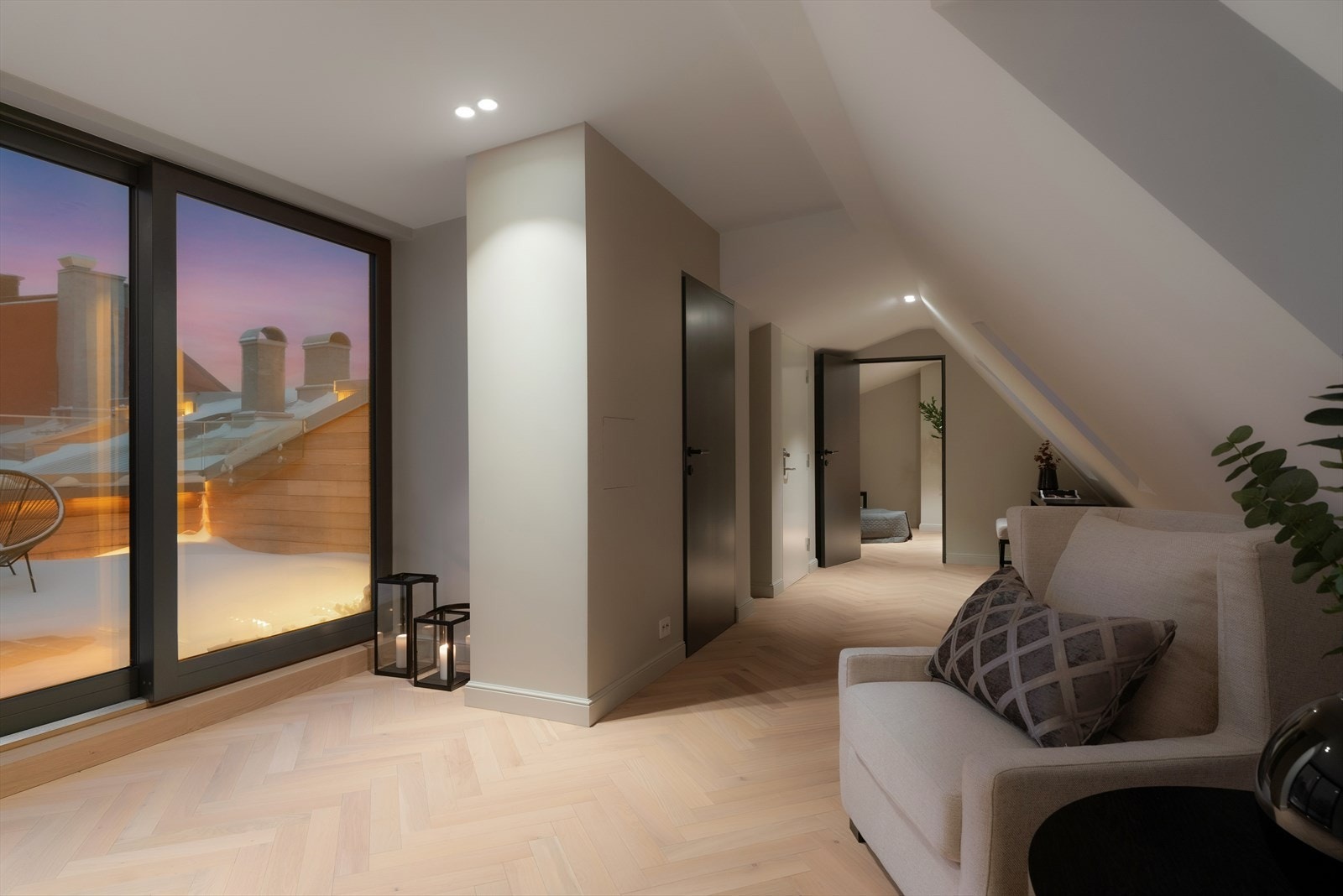 Lys og luftig loftstue med flere møbleringsmuligheter. Galleribilde