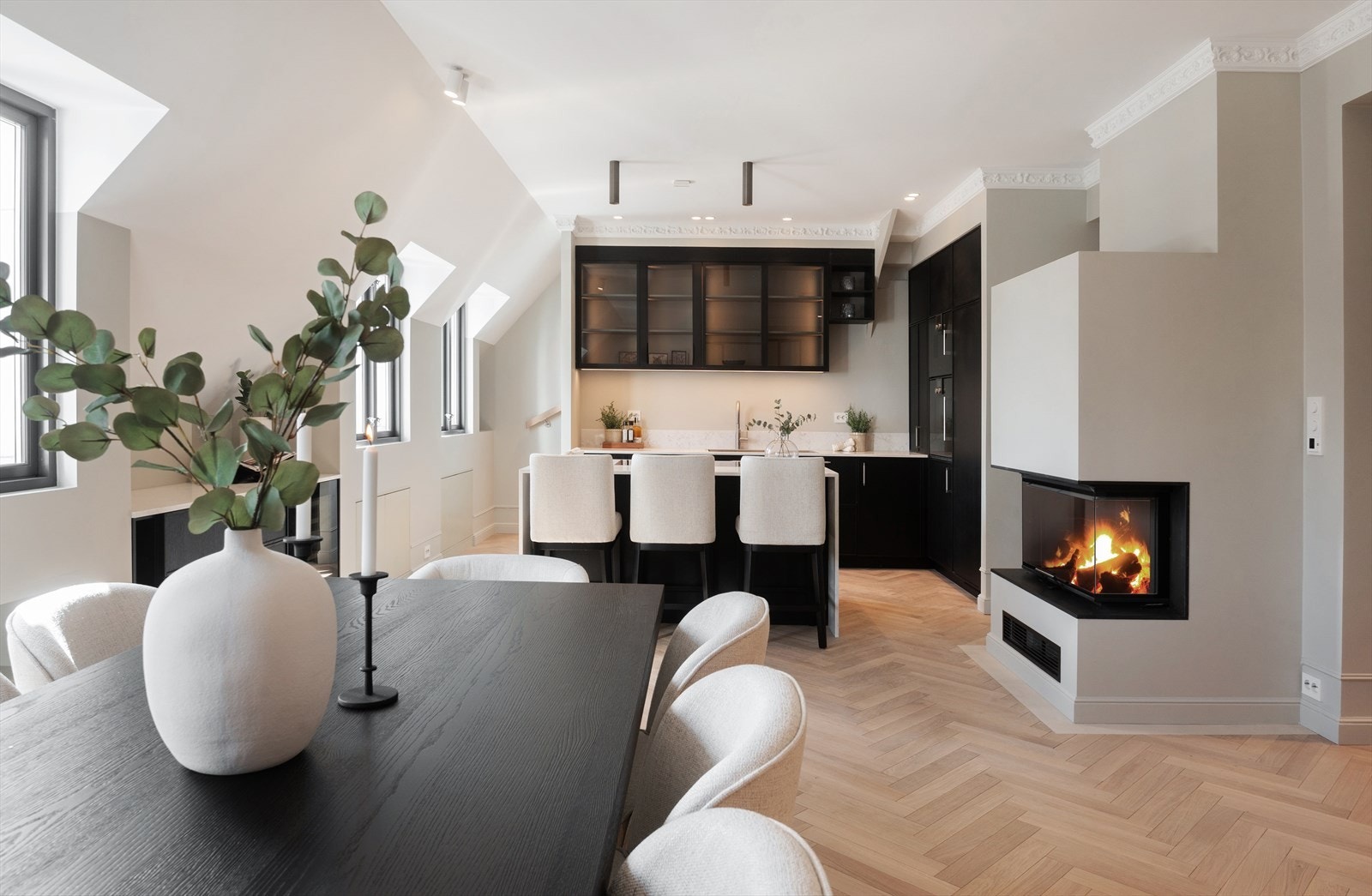 Lys og romslig stue med god takhøyde og rikelig med vindusflater. Galleribilde