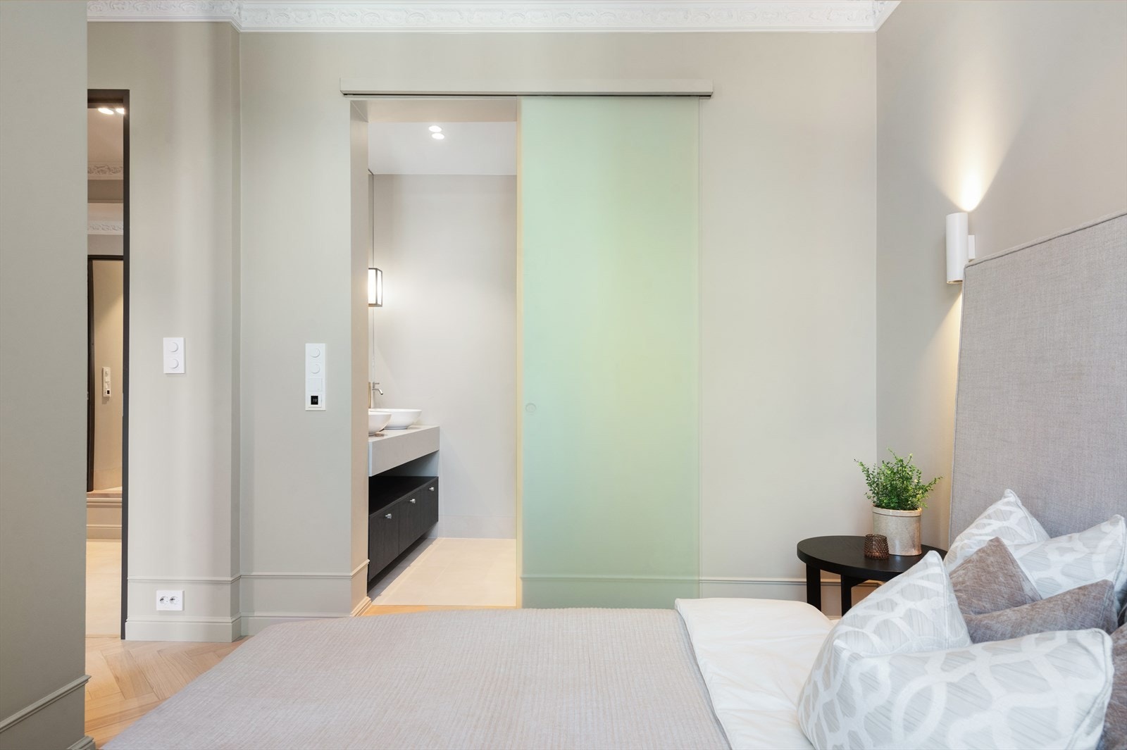 Skyvedør i frostet glass inn til bad en-suite. Galleribilde