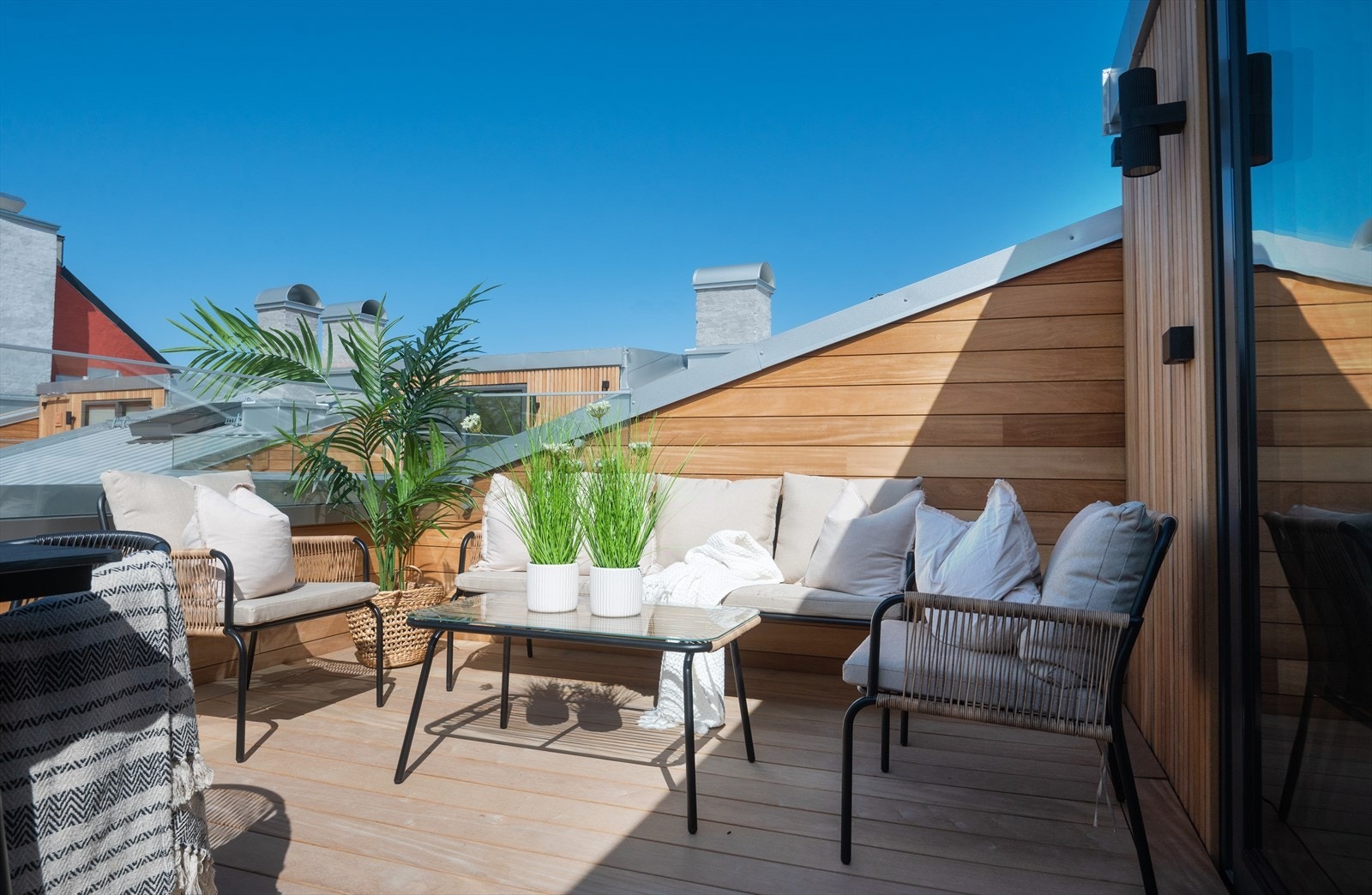 God plass til utemøbler, grill og tilhørende møblement. Montert opp utekran, sluk og stikk for strøm og belysning. Galleribilde