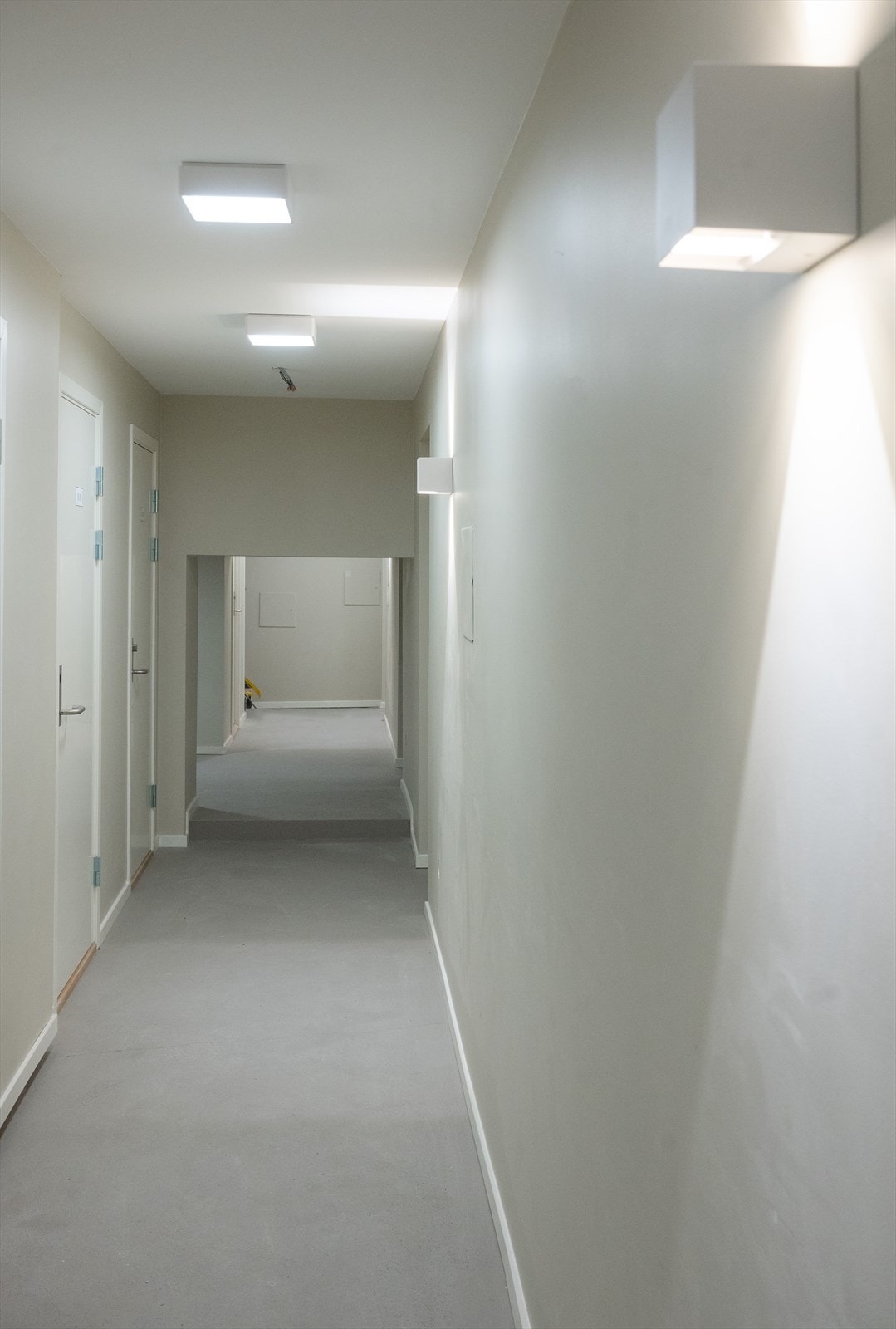 Kjelleren er gravet ut og rehabilitert (250-260 cm takhøyde) og det er etablert nytt pukksjikt og isolasjon mot grunn før radonsperre som er trukket opp på vegg over bakkeplan. Yttervegger er isolert og alle boder har parkett, malte vegger og himlinger. Galleribilde