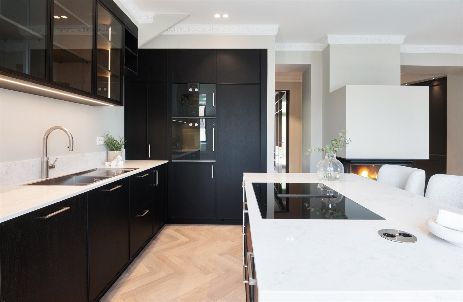 Diastone Quartz benkeplate med "backsplash" og "waterfall" på kjøkkenøyen. Galleribilde