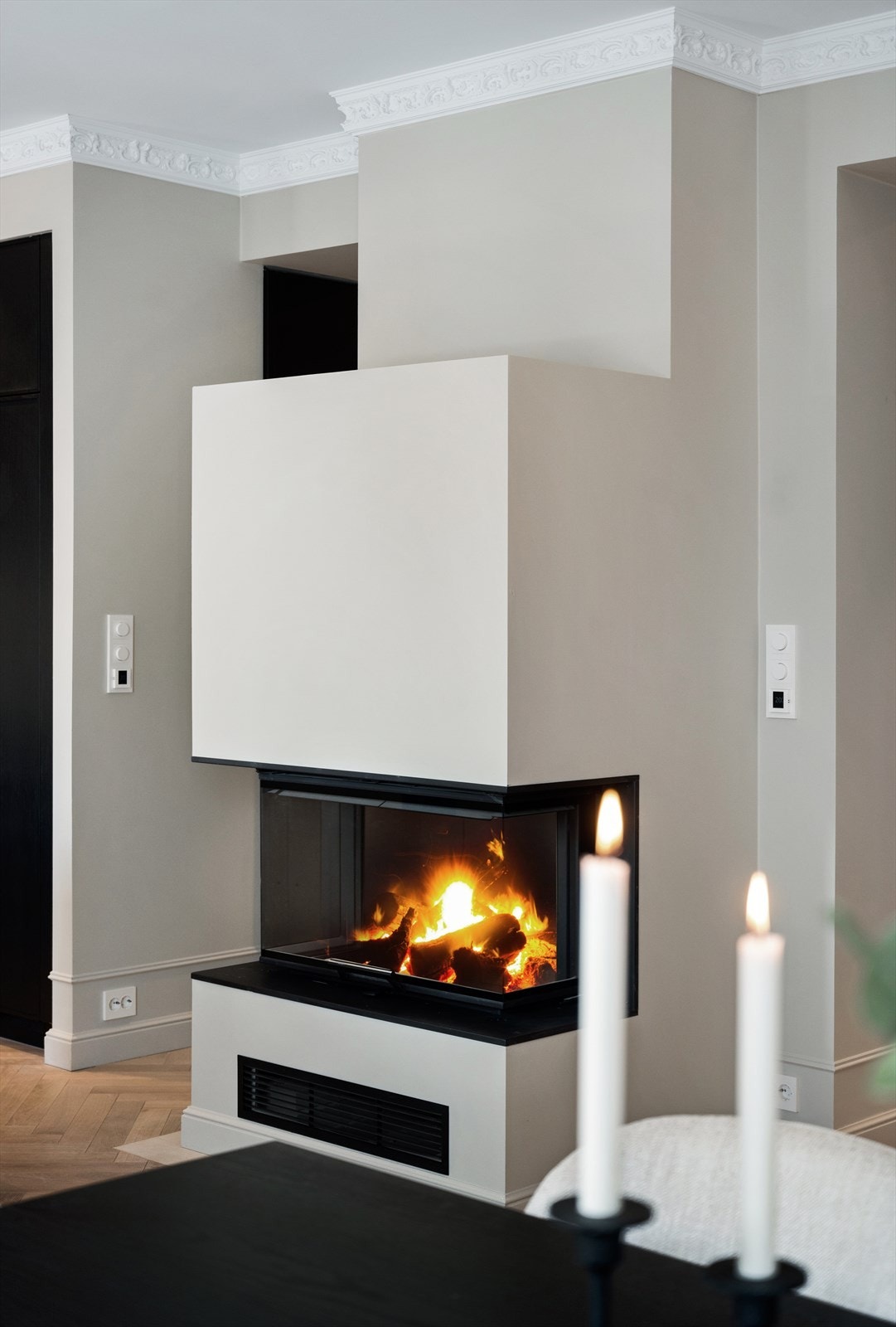 Flott "hev og senk" peisovn som midtpunkt i rommet. Galleribilde