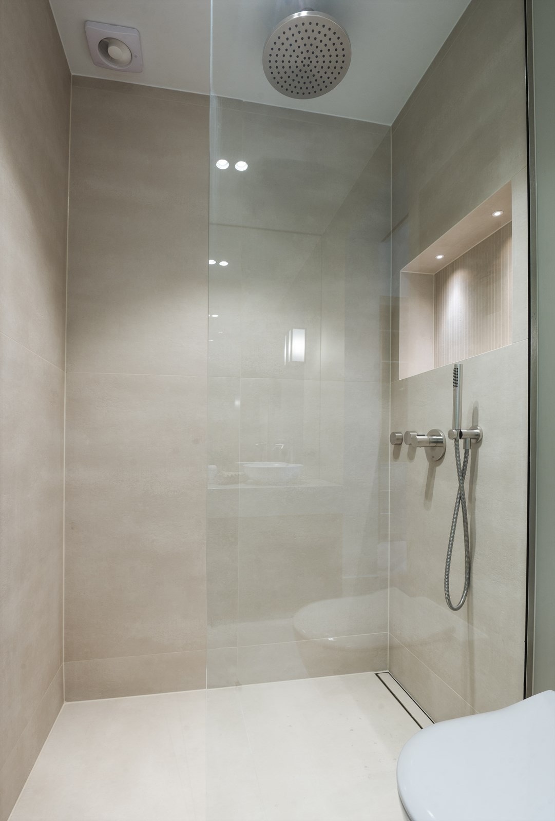 Romslig dusjsone med regnfallsdusj. Galleribilde