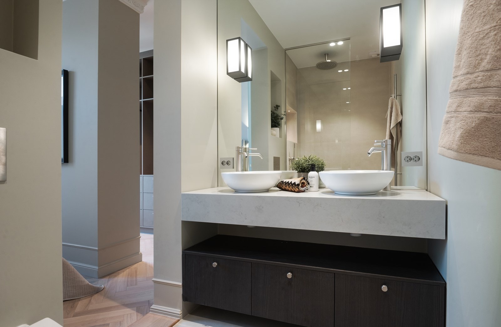 Lekkert servantmøbel fra Bekkestua kjøkkenstudio og dobbelservant fra Villeroy og Boch. Galleribilde