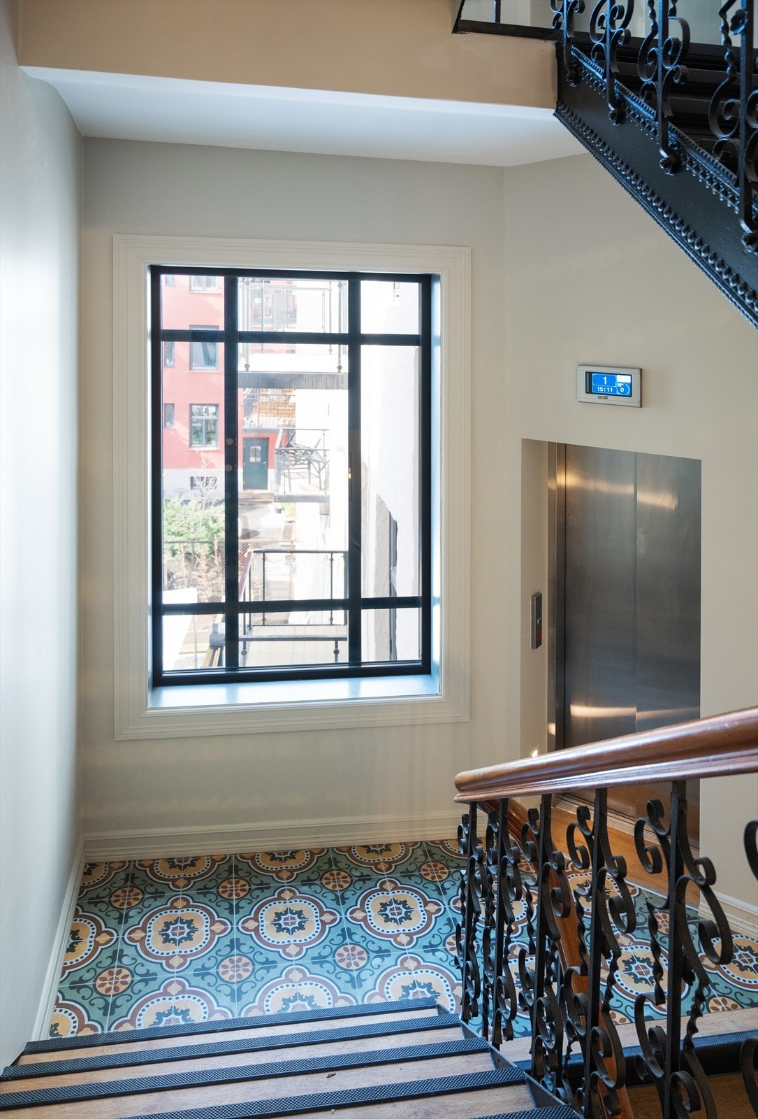 Oppgangen er rehabilitert i klassisk stil med nye fliser, nytt epoxy dekke, sparklede og malter vegger og ny belysning. Galleribilde