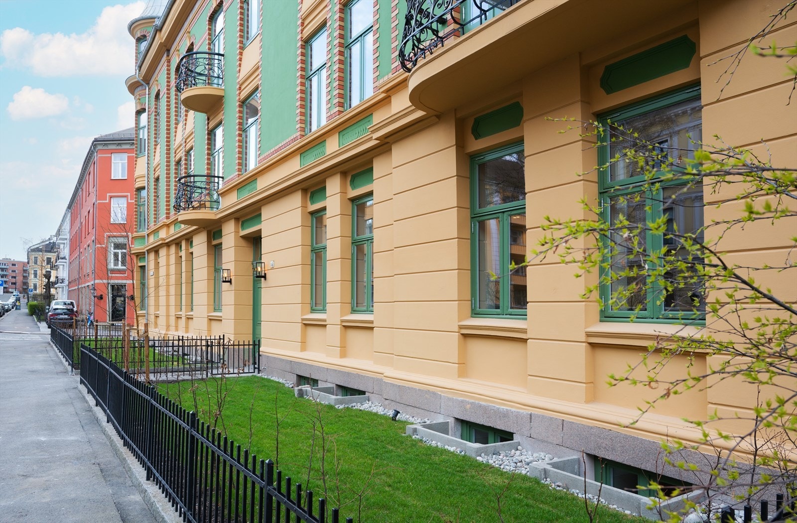 Forhager med nytt gress, Agnbøk hekk, nye bjørketrær og nytt kirsebærtre samt stemningsfull belysning på både fasade og trær. Galleribilde