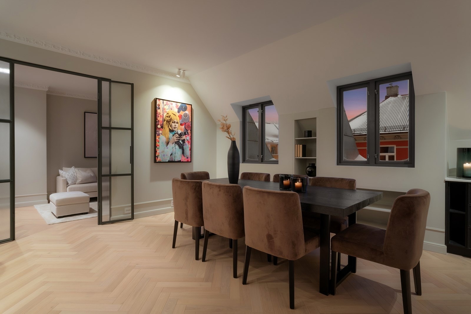 Det er trukket strøm i taket i stuene. Selger bistår med montering av rosett og strømuttak der kjøper ønsker. Galleribilde