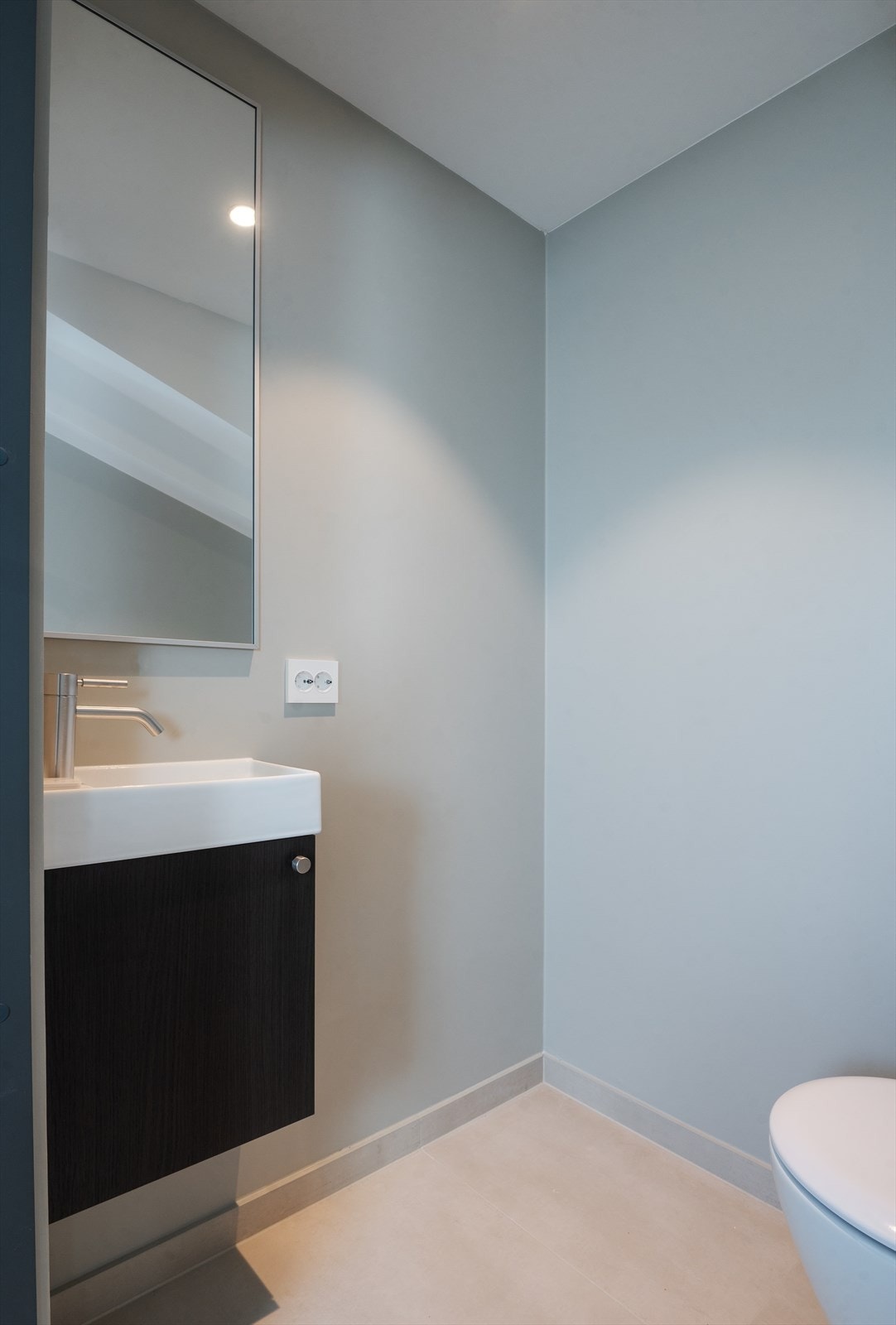 Separat toalett med adkomst fra loftstue. Servant og vegghengt toalett fra Villeroy og Boch. Galleribilde