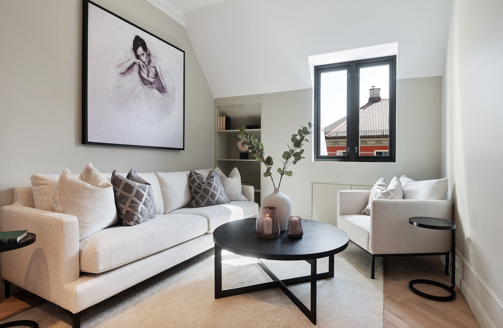 Soverom 2/TV-stue med god plass til sofagruppe, bord og tilhørende møblement. Galleribilde