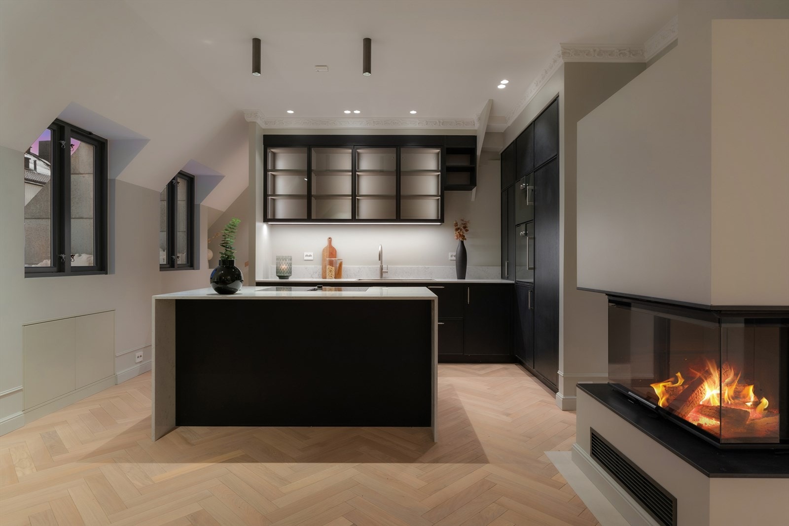 Snekkertilpasset kjøkkeninnredning fra Bekkestua Kjøkkenstudio med mørkbeiset eikefronter og integrert belysning i skap og skuffer. Galleribilde