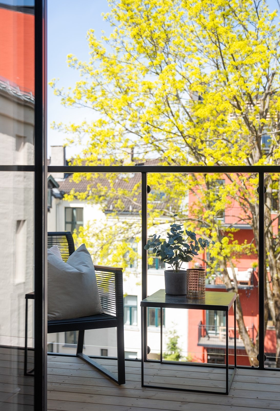 Utgang til balkong mot bakgård. Galleribilde