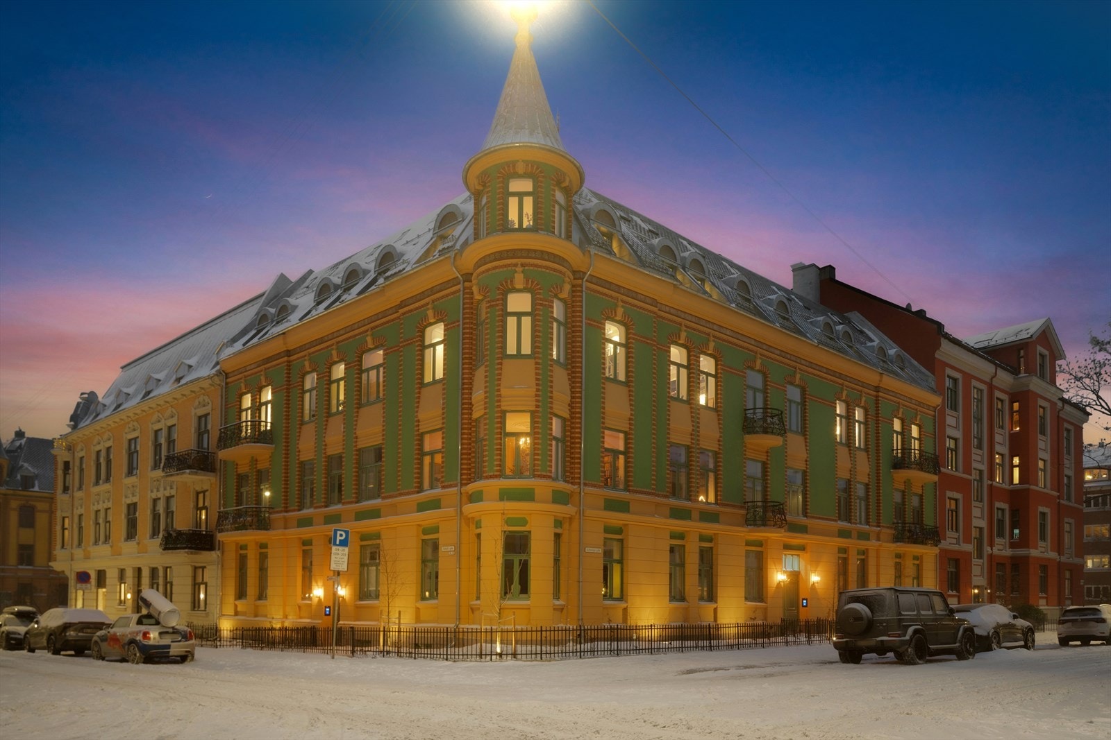 Her vil du bo i en attraktiv, historisk bygård med gode takhøyder og store vinduer, samtidig som materialvalg og tekniske løsninger er av ypperste klasse. Galleribilde