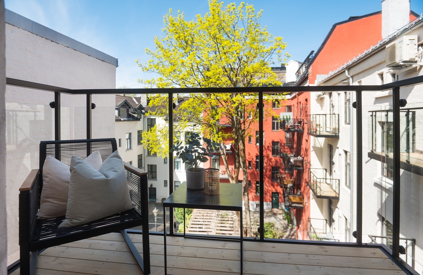 Bakgård med gode solforhold. Galleribilde